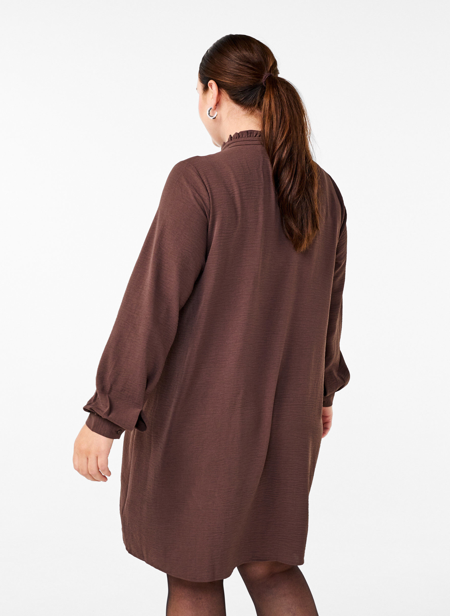 Zizzi Kleid mit langen &Auml;rmeln und R&uuml;schen-Detail, Chocolate Martini, Model image number 1