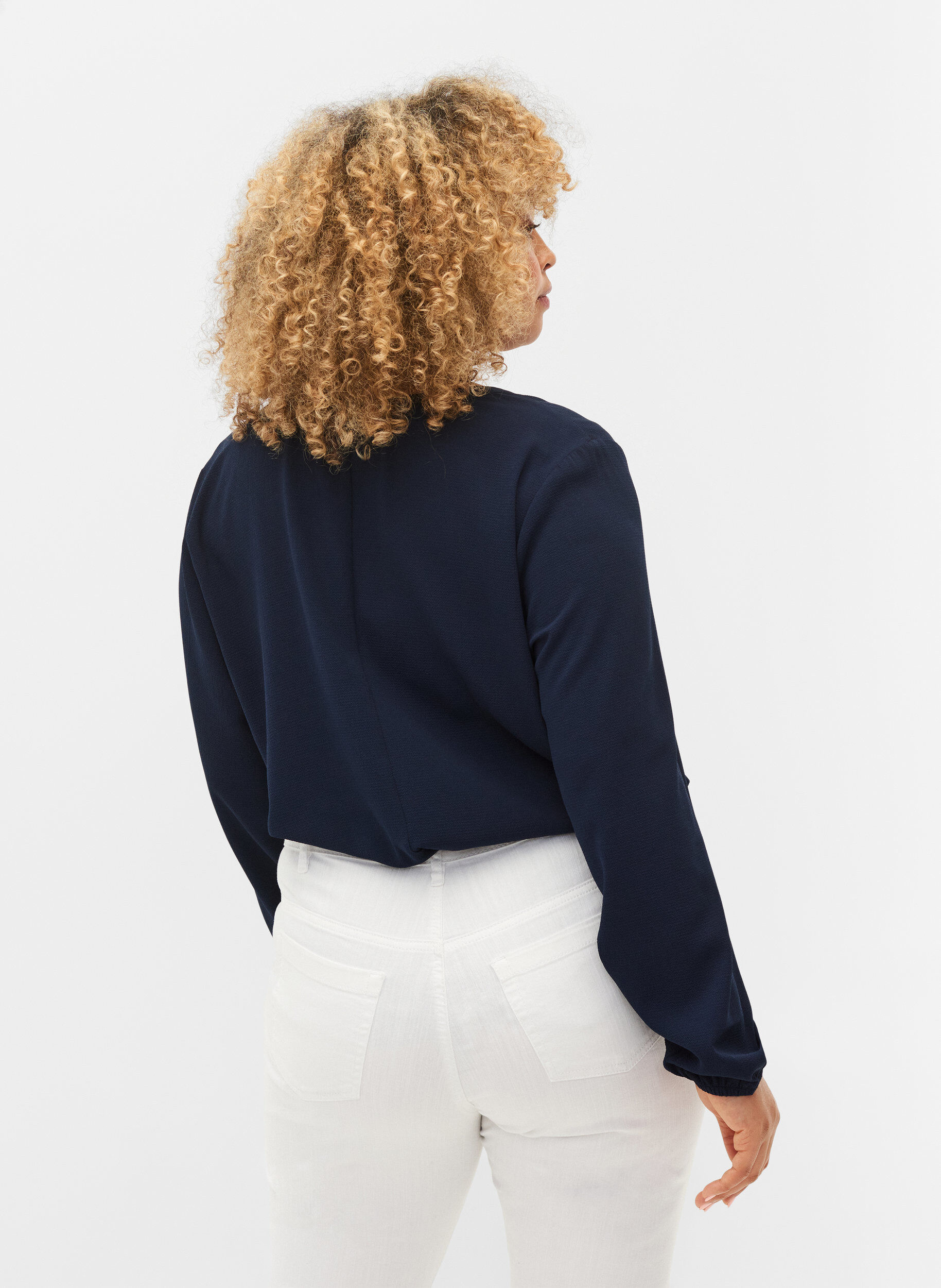 Zizzi Unifarbene Bluse mit V-Ausschnitt, Navy Blazer, Model image number 1
