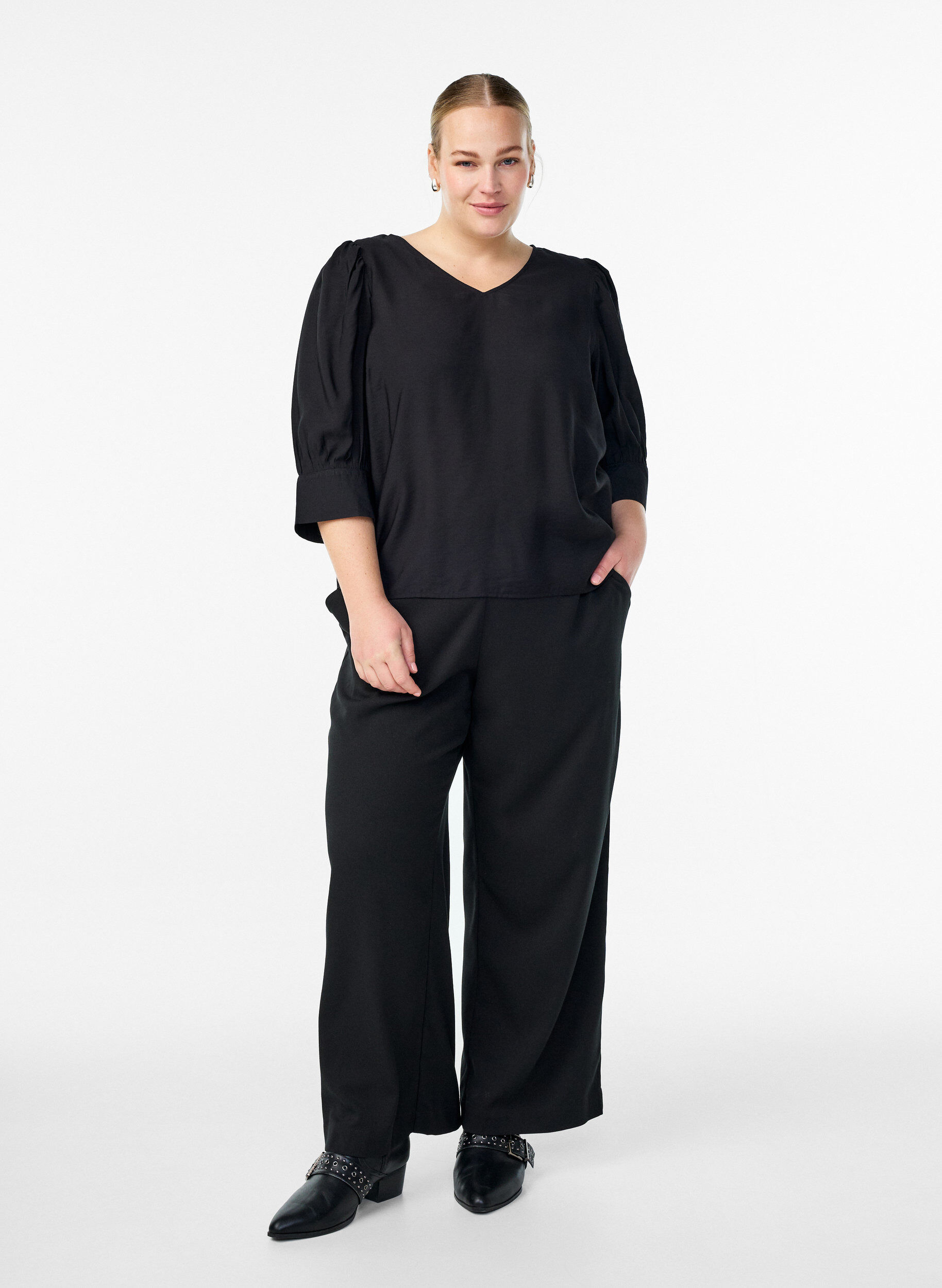 Zizzi Bluse mit V-Ausschnitt und 3/4-&Auml;rmeln, Schwarz, Model image number 1