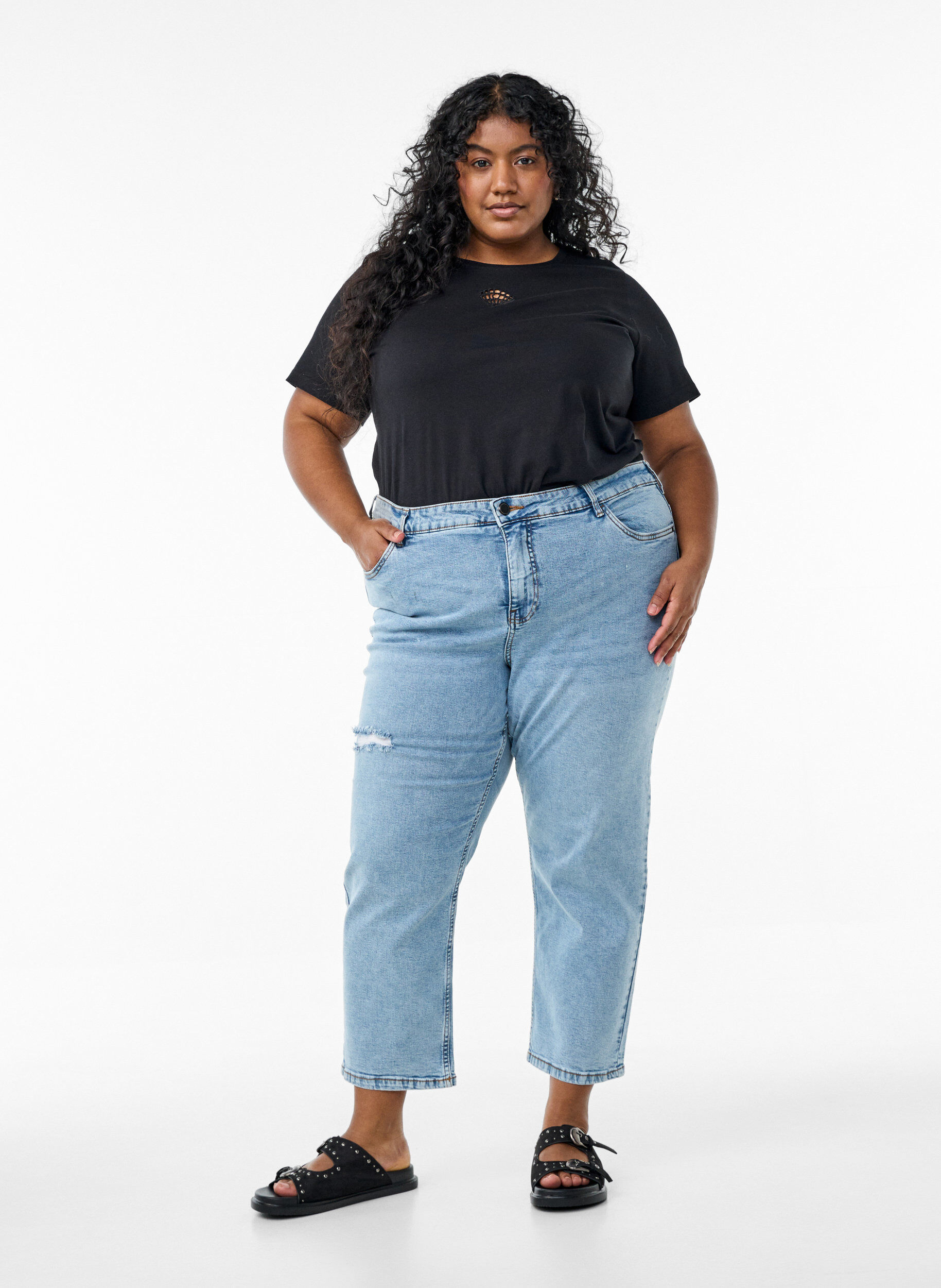 Zizzi T-Shirt mit dekorativen Details, Schwarz, Model image number 1