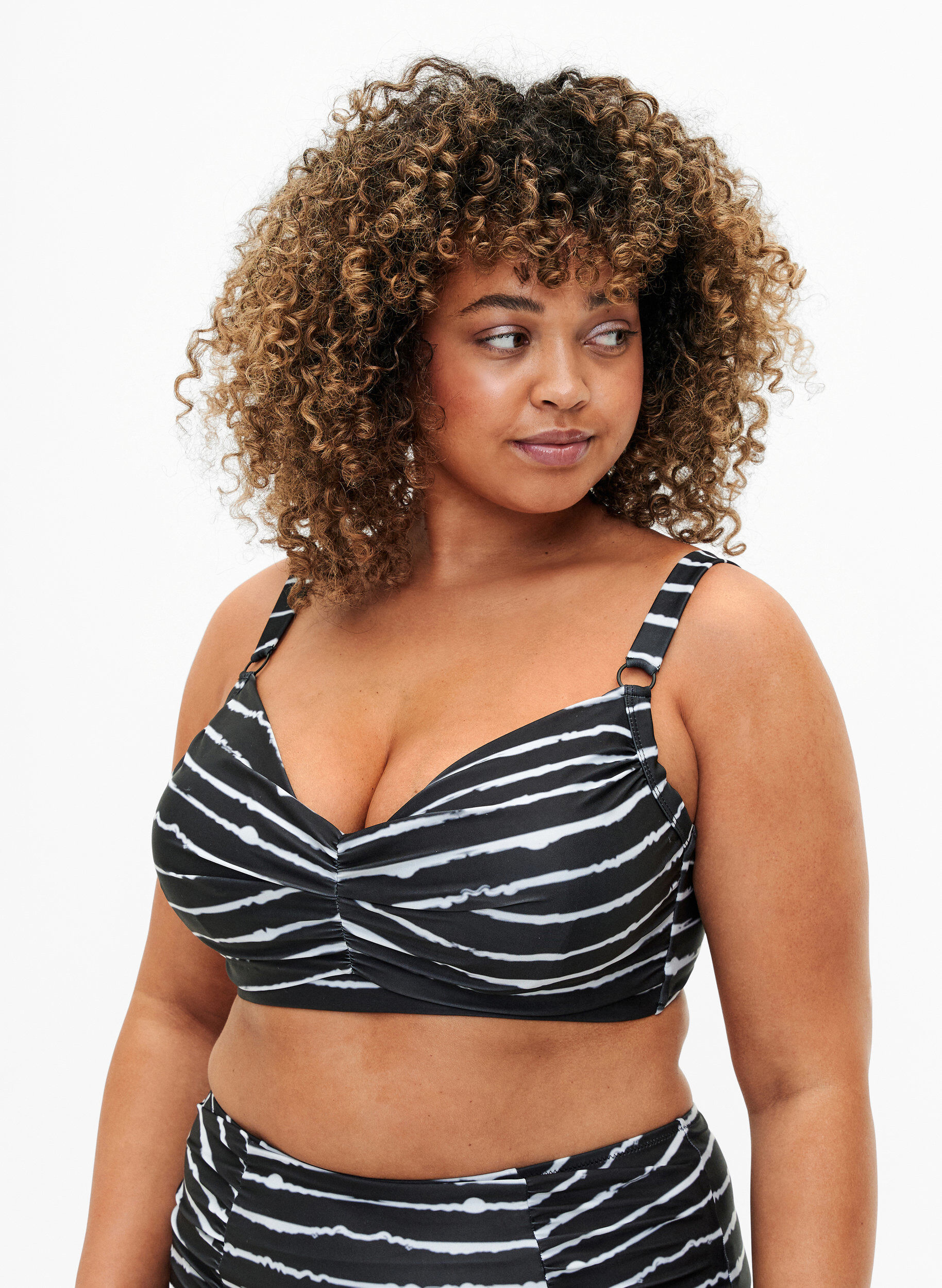 Zizzi Bedruckter Bikini BH mit B&uuml;gel, Black White Stripe, Model image number 0
