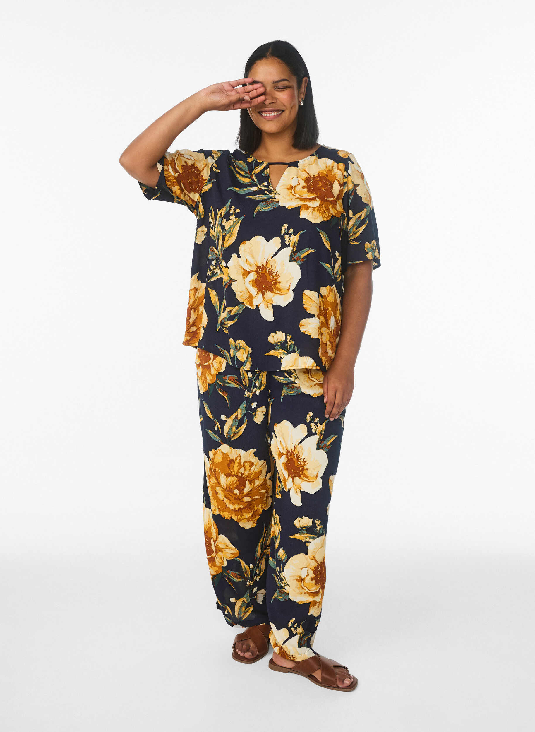 Zizzi Kurz&auml;rmelige Bluse aus Viskose mit Print, Blau, Model image number 1