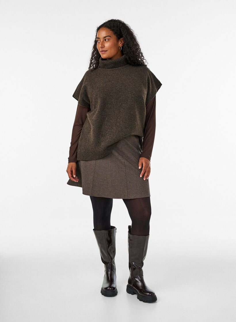 Strickweste mit Rollkragen, Braun, Model