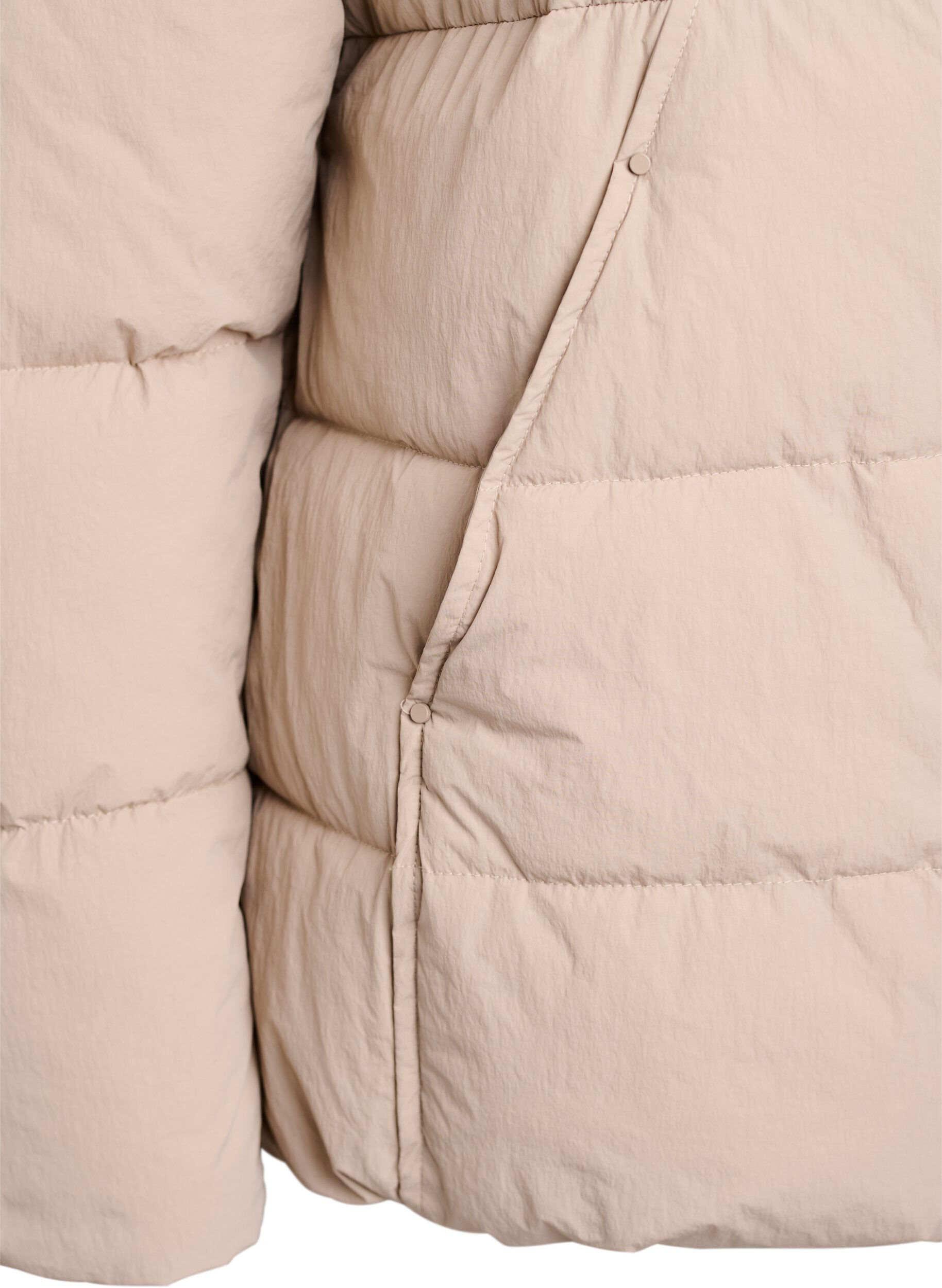 Zizzi Kurze gepolsterte Pufferjacke mit hohem Kragen, Beige, Packshot image number 3