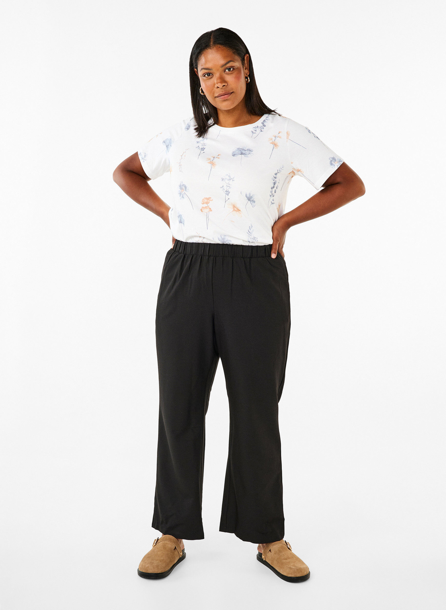 Zizzi T-Shirt aus Bio-Baumwolle mit Blumendruck, White W. Blue flower, Model image number 2