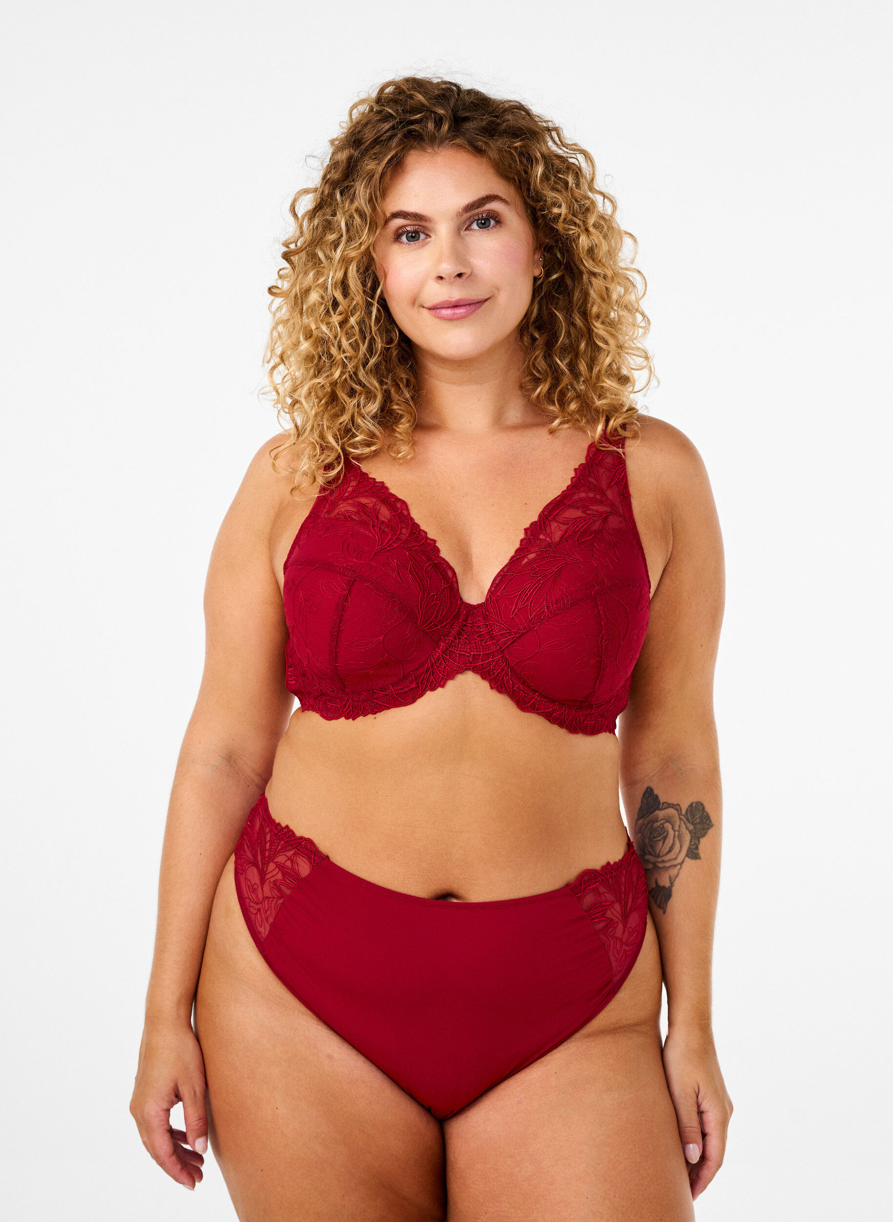 ZizziStringtanga aus Mikrofaser mit Spitzensaum, Rot, Model image number 0