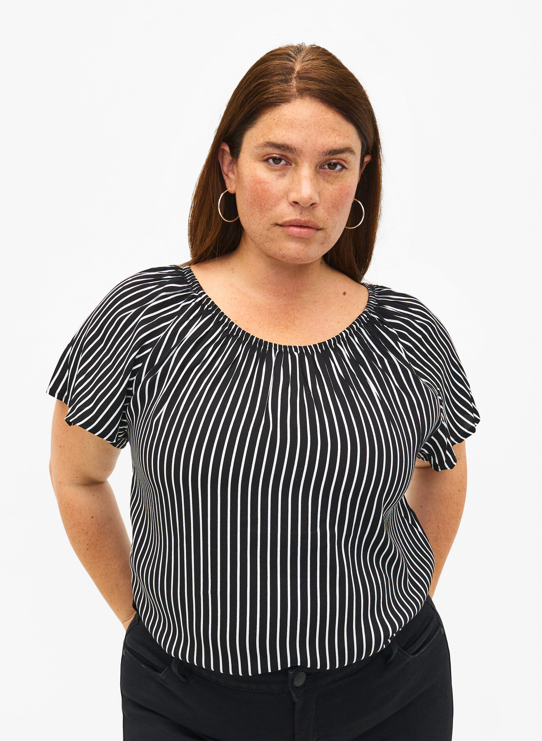 Zizzi Gestreifte Viskosebluse mit kurzen &Auml;rmeln, Black/ White Stripe, Model image number 0