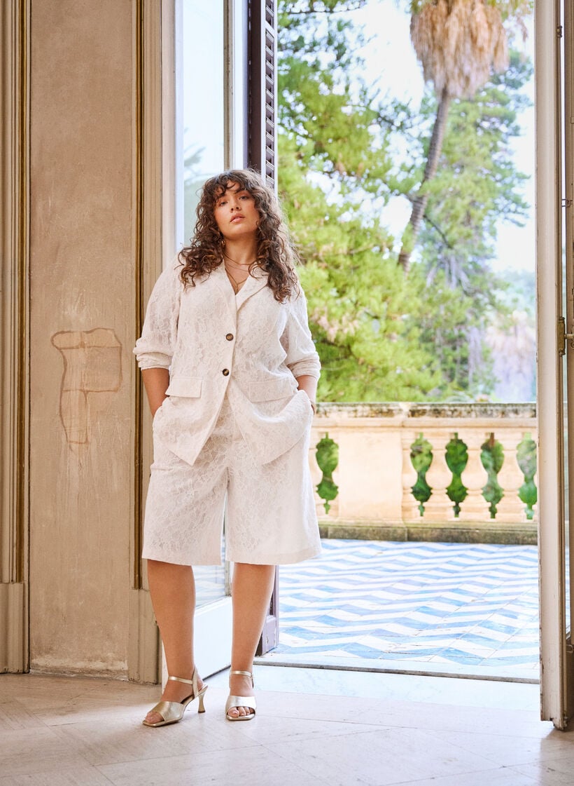 Hoch taillierte Bermudashorts aus Spitze, Vanille, Image image number 0