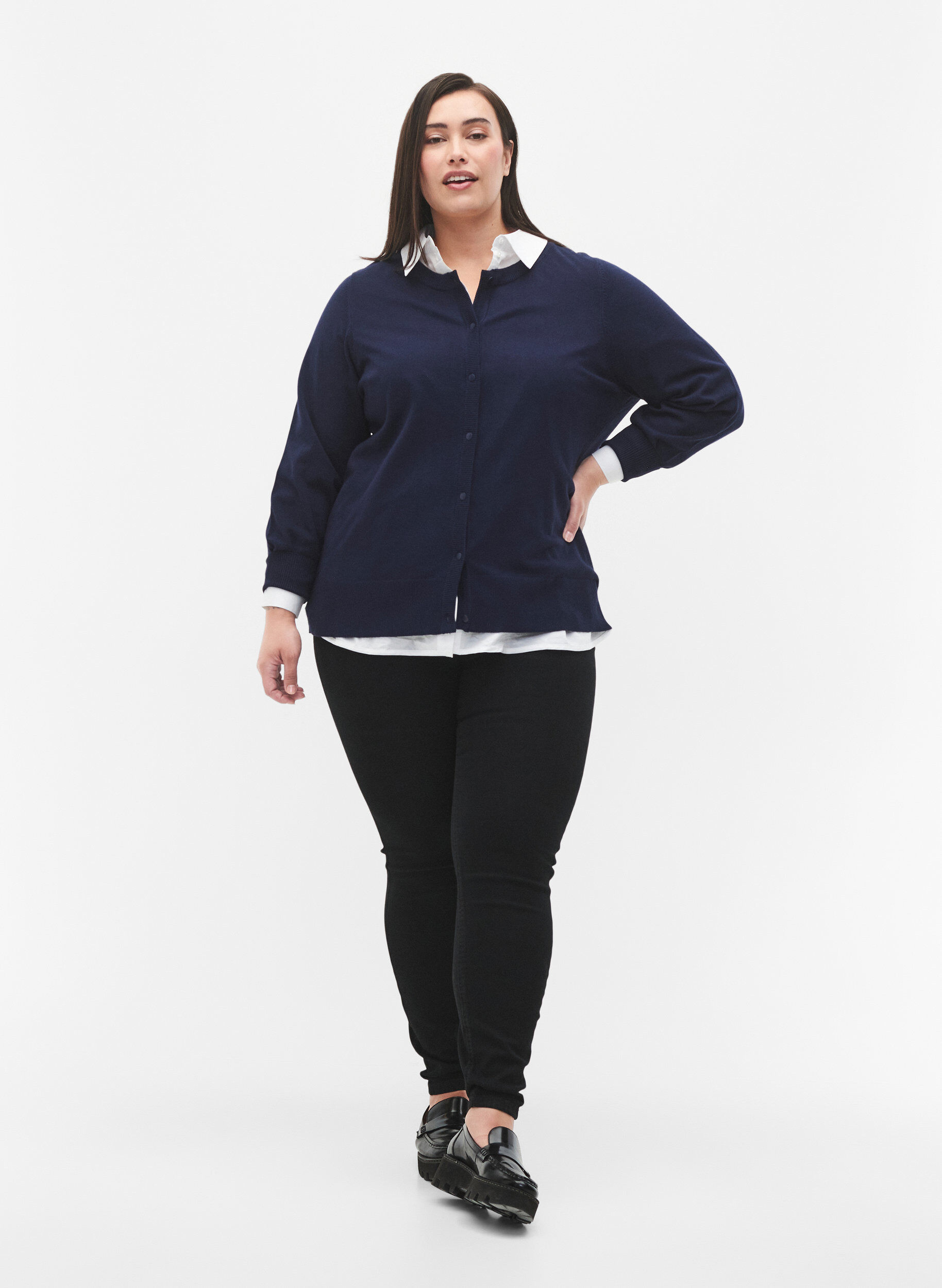 Zizzi Viskose-Strickjacke mit Kn&ouml;pfen, Navy Blazer, Model image number 2