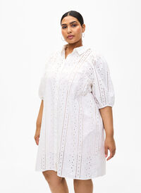 Hemdkleid aus Baumwolle mit Lochstickerei, Off White, Model
