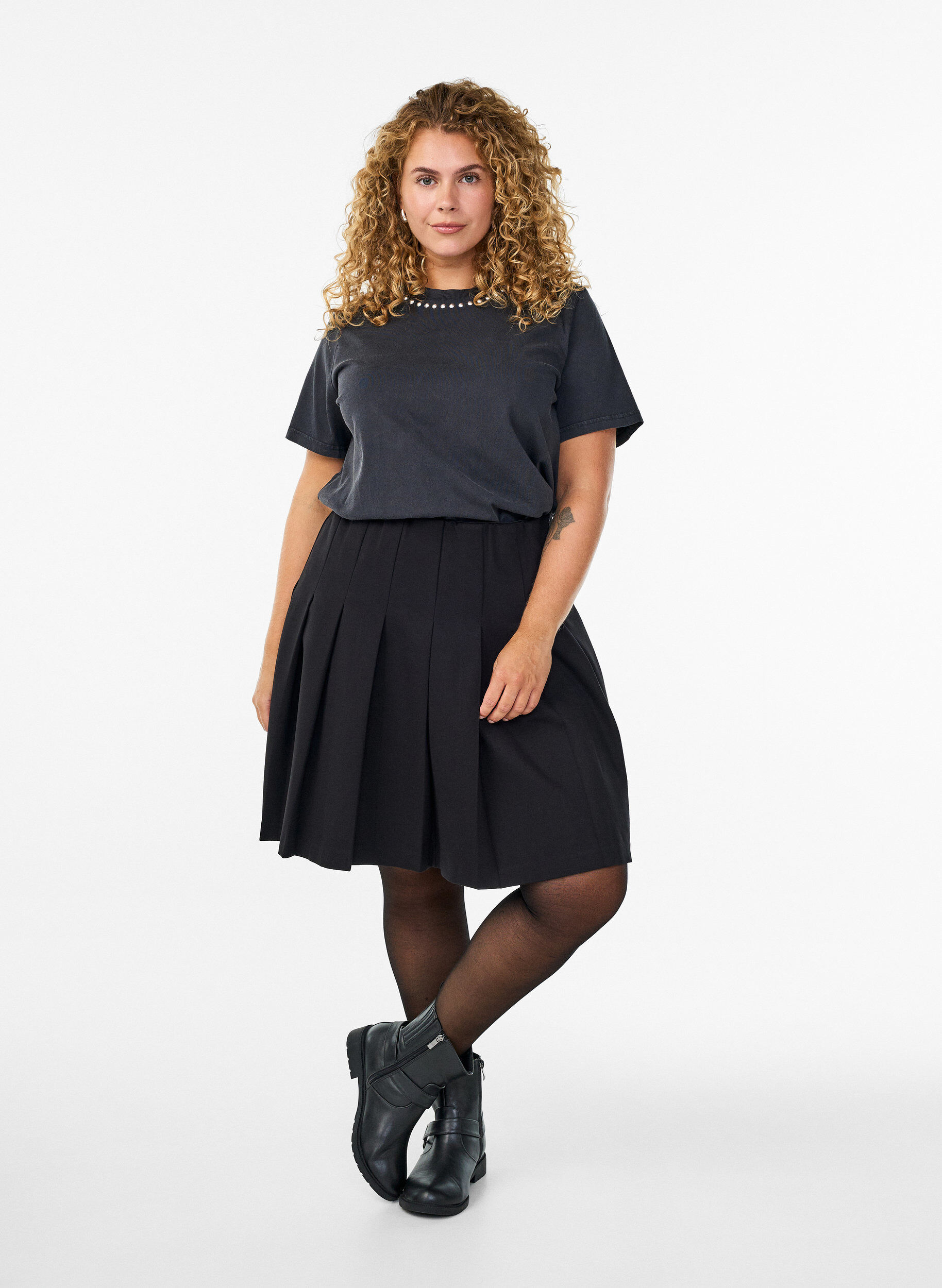 Zizzi T-Shirt aus Bio-Baumwolle mit Nieten, Grau, Model image number 1