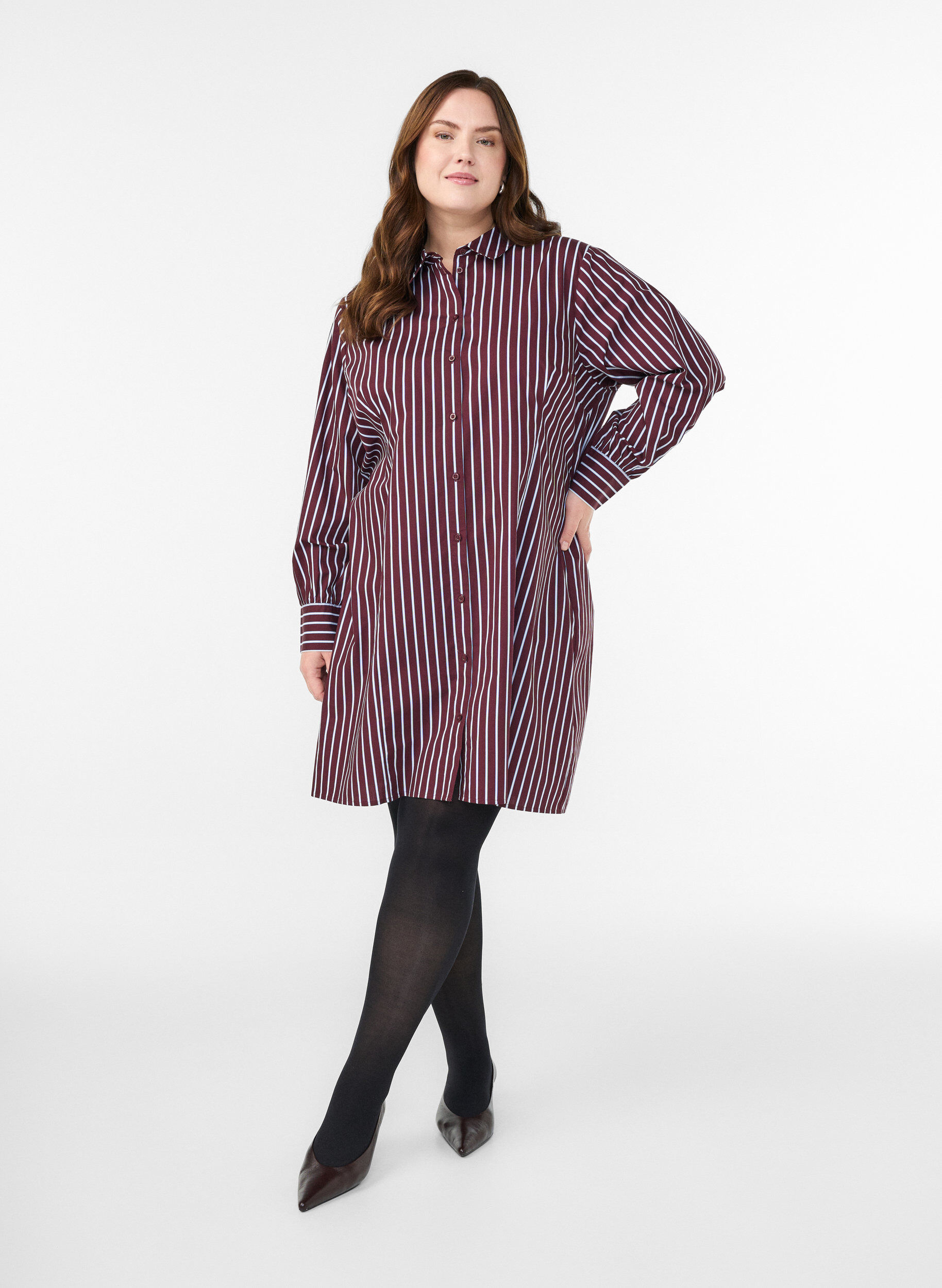 Zizzi Gestreiftes Hemdkleid mit elastischem Bund, Dunkles Bordeaux, Model image number 1