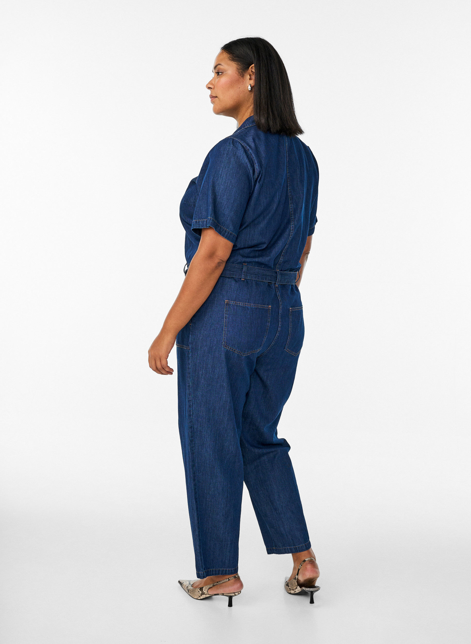 Zizzi Denim-Jumpsuit mit kurzen &Auml;rmeln und Bindeg&uuml;rtel, Blau, Model image number 1