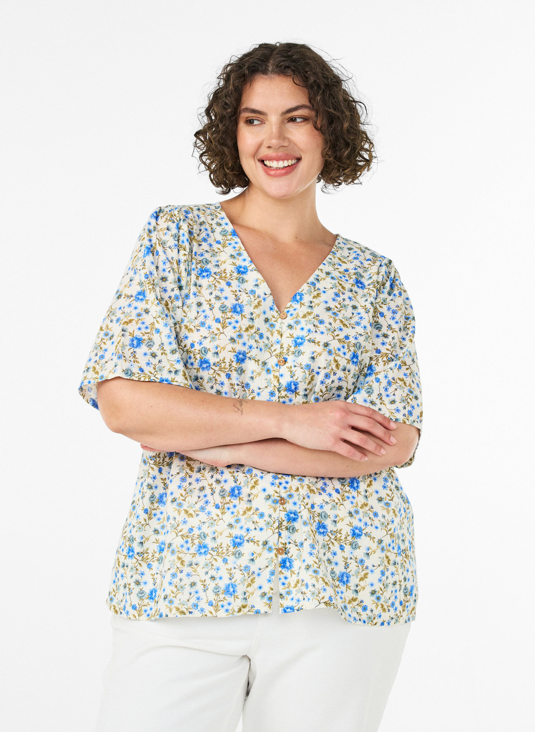 Kurz&auml;rmelige Bluse aus Baumwolle mit V-Ausschnitt, Blau, Model