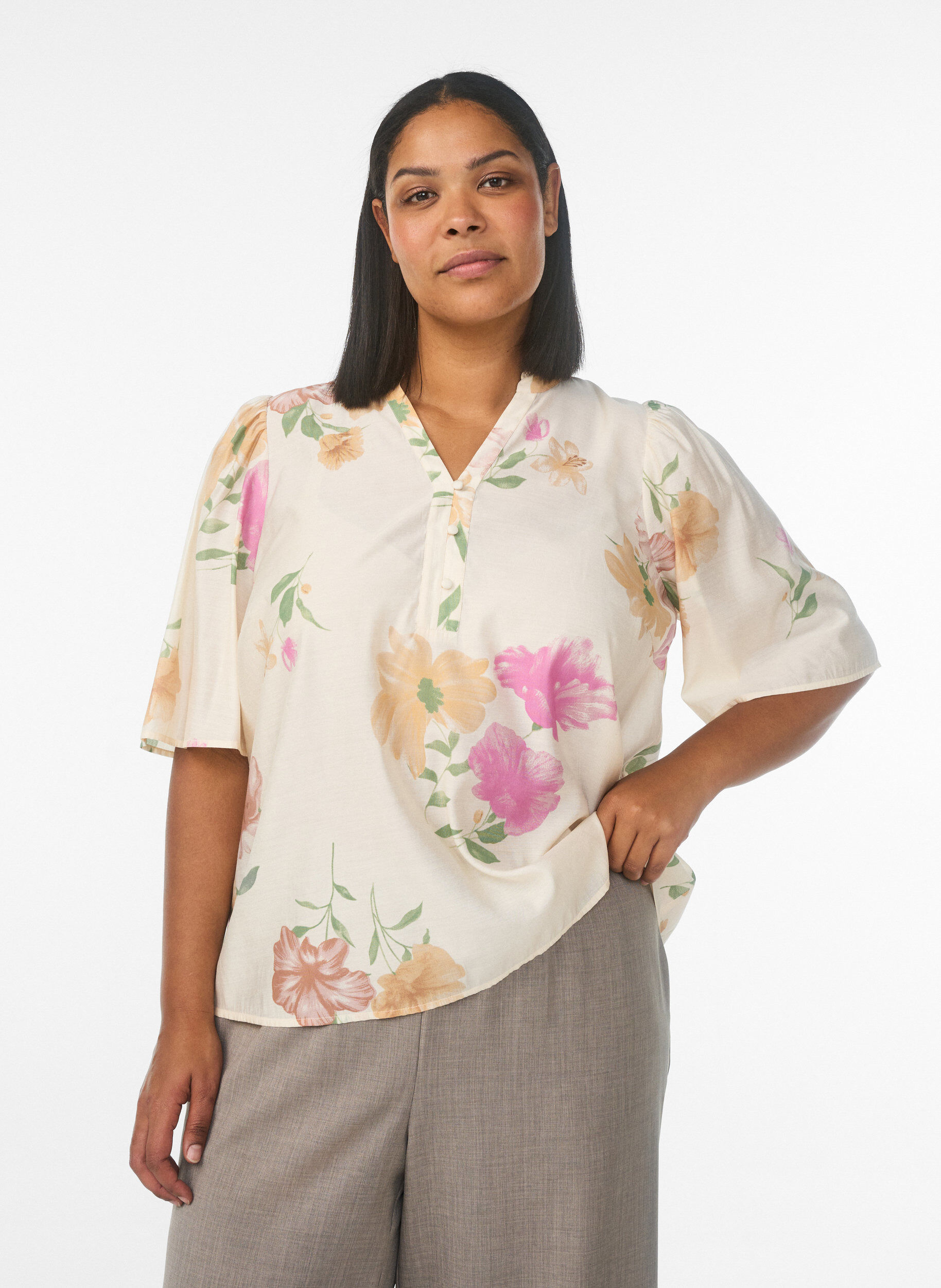 Zizzi Gebl&uuml;mte Bluse mit R&uuml;schenkragen und 1/2-&Auml;rmeln, Beige, Model image number 0
