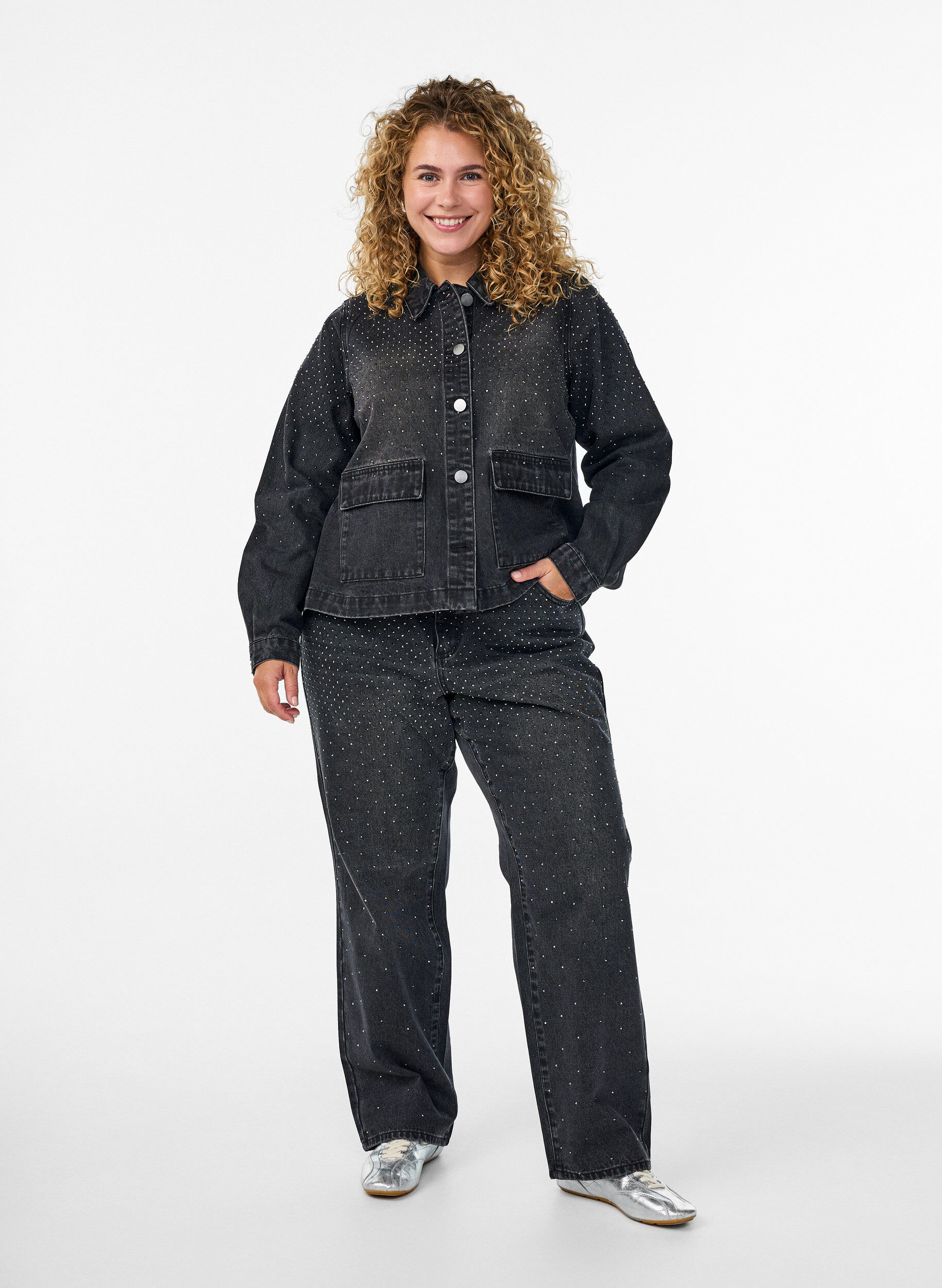 Zizzi Jeansjacke mit Strasssteinen und gro&szlig;en Taschen auf der Vorderseite, Grau, Model image number 1