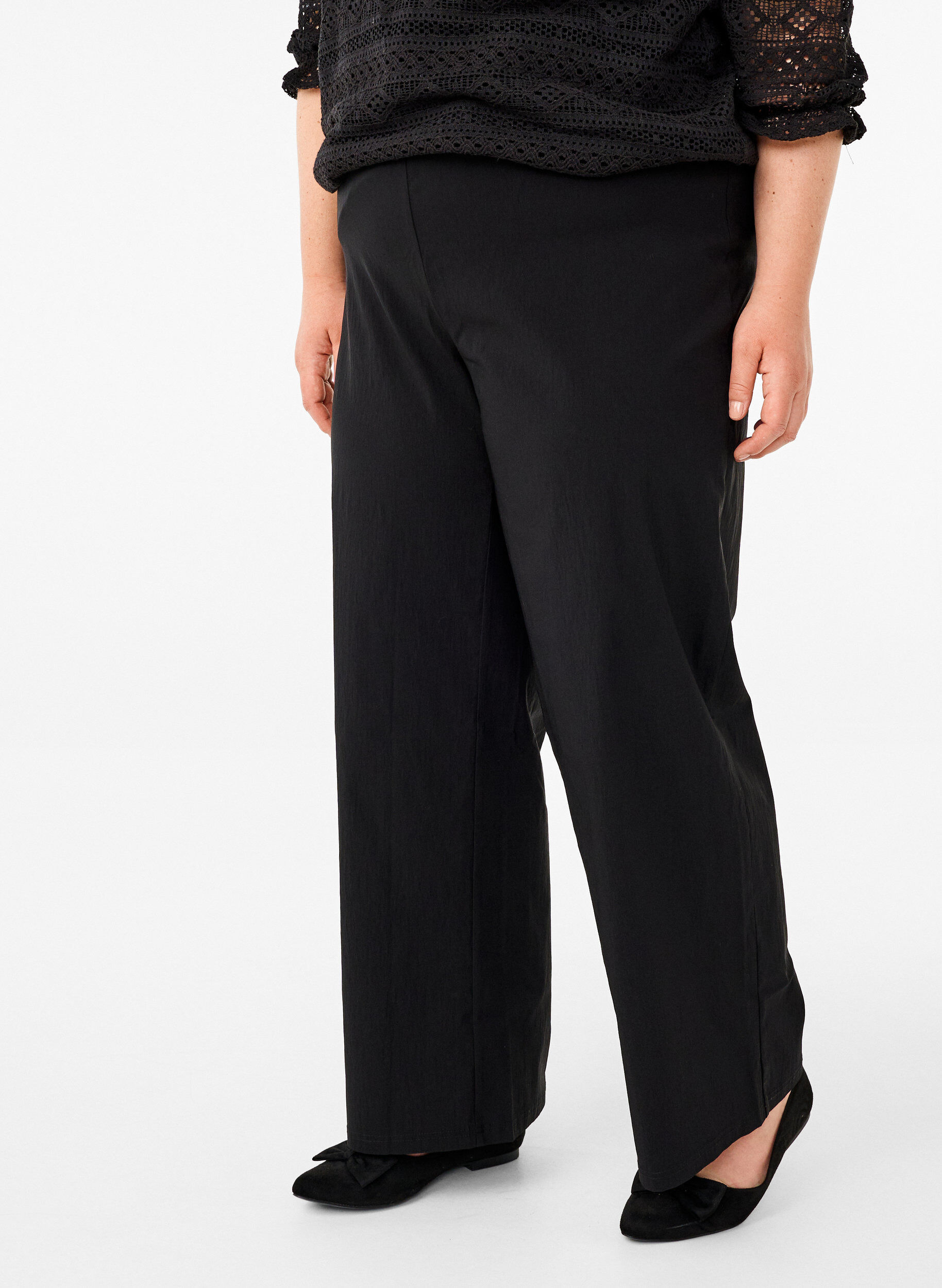 Zizzi Weit geschnittene Hose mit elastischem Bund, Schwarz, Model image number 2