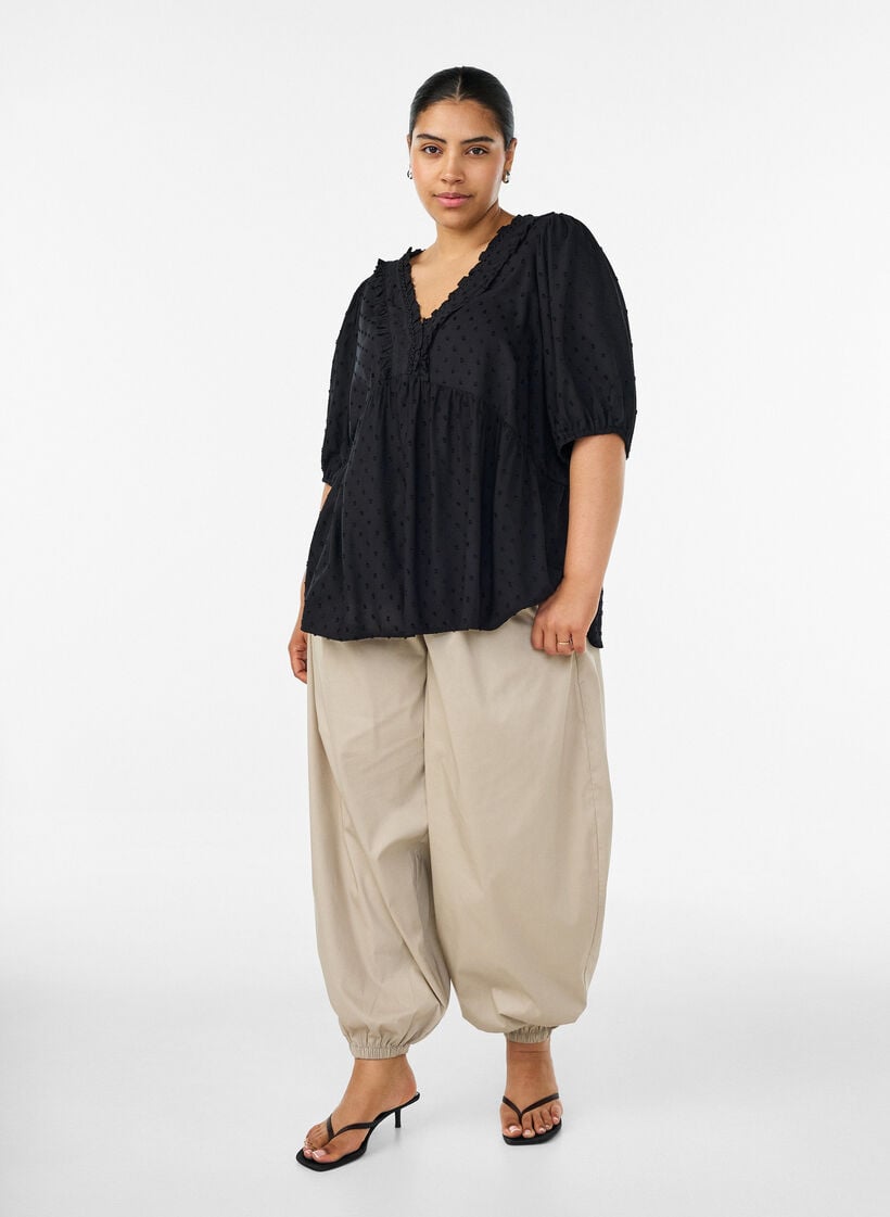 Bluse aus Viskose mit gepunkteter Struktur und V-Ausschnitt, Schwarz, Model image number 1