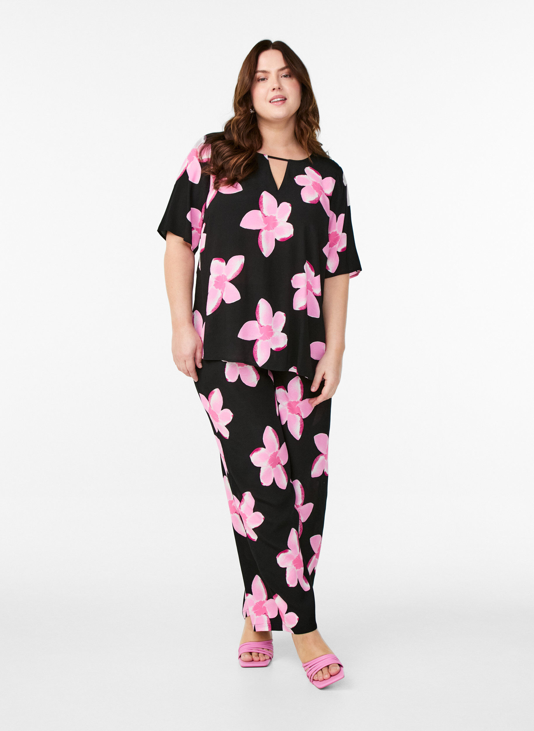 Lockere Viskosehose mit Print, Schwarz, Model