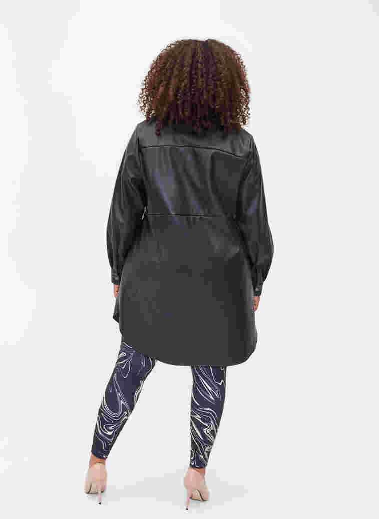 Lange Hemdbluse aus Kunstleder, Black, Model image number 1
