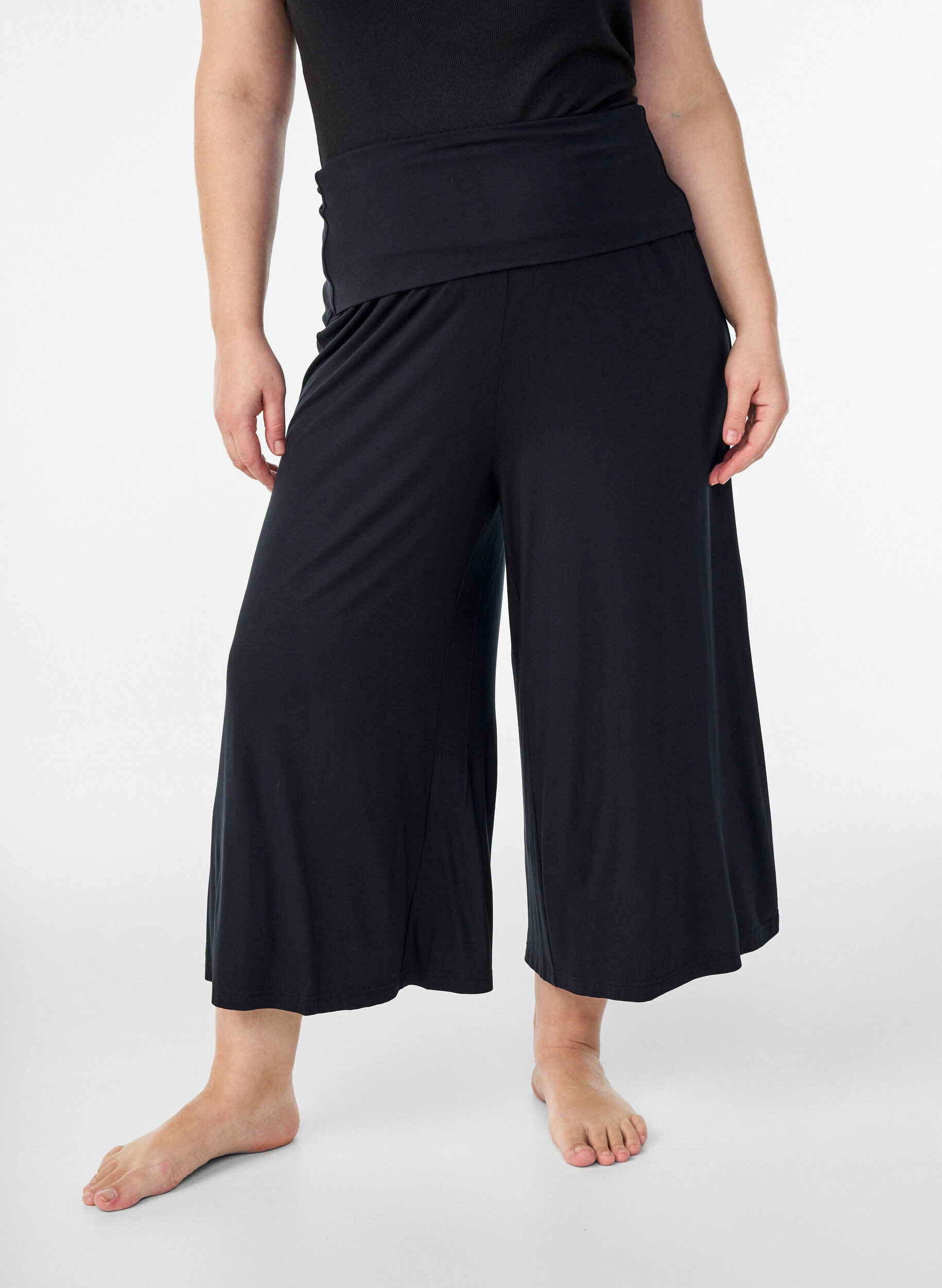 Zizzi Culotte aus Jersey mit hoher Taille, Schwarz, Model image number 2