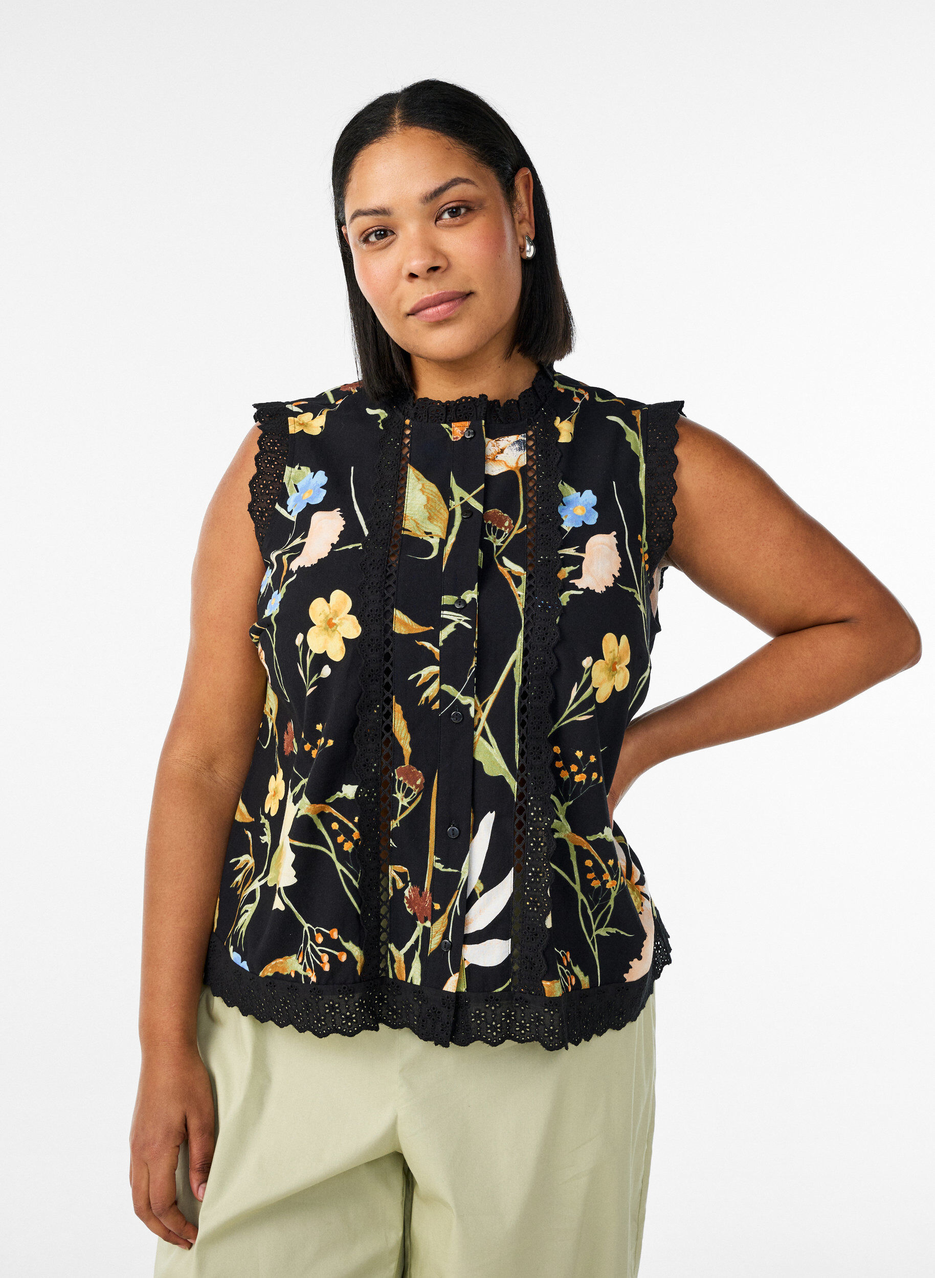 Zizzi &Auml;rmellose Bluse aus Baumwolle mit Blumenprint und Broderie Anglaise, Schwarz, Model image number 0