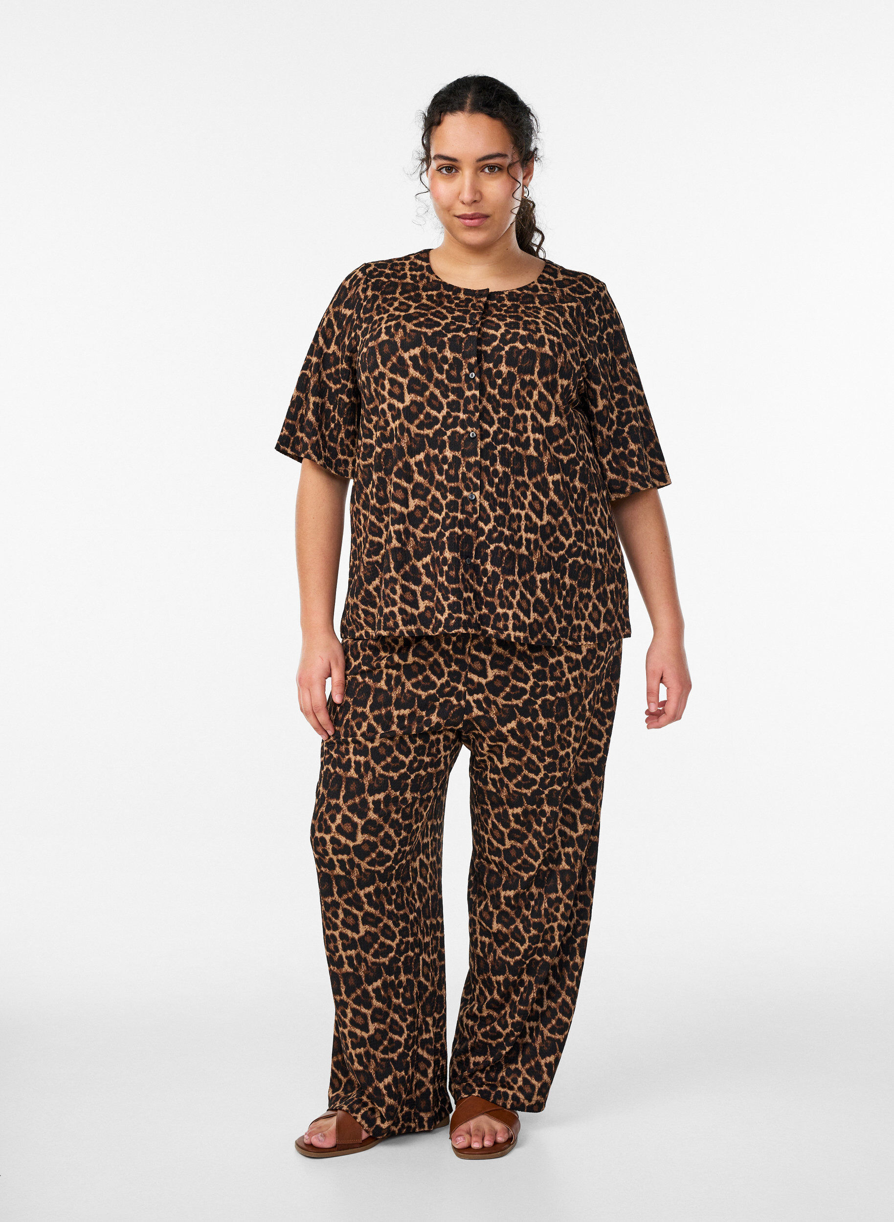 Zizzi Kurz&auml;rmelige Bluse mit Struktur und Knopfleiste, Schwarz, Model image number 1