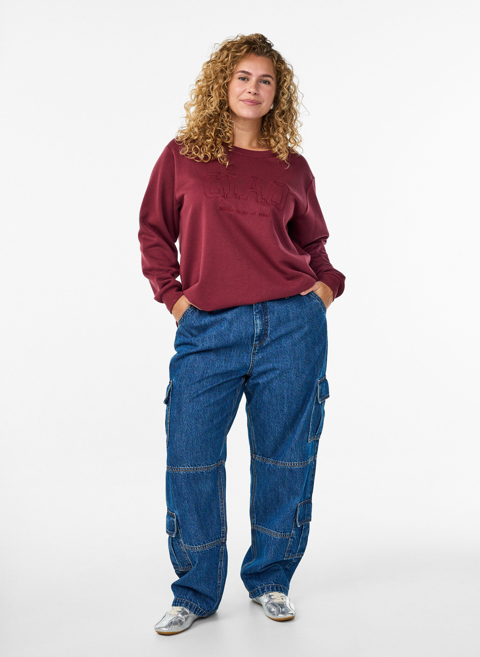 Zizzi Sweatshirt mit aufgesticktem Mailand-Motiv, Dunkles Bordeaux, Model image number 1