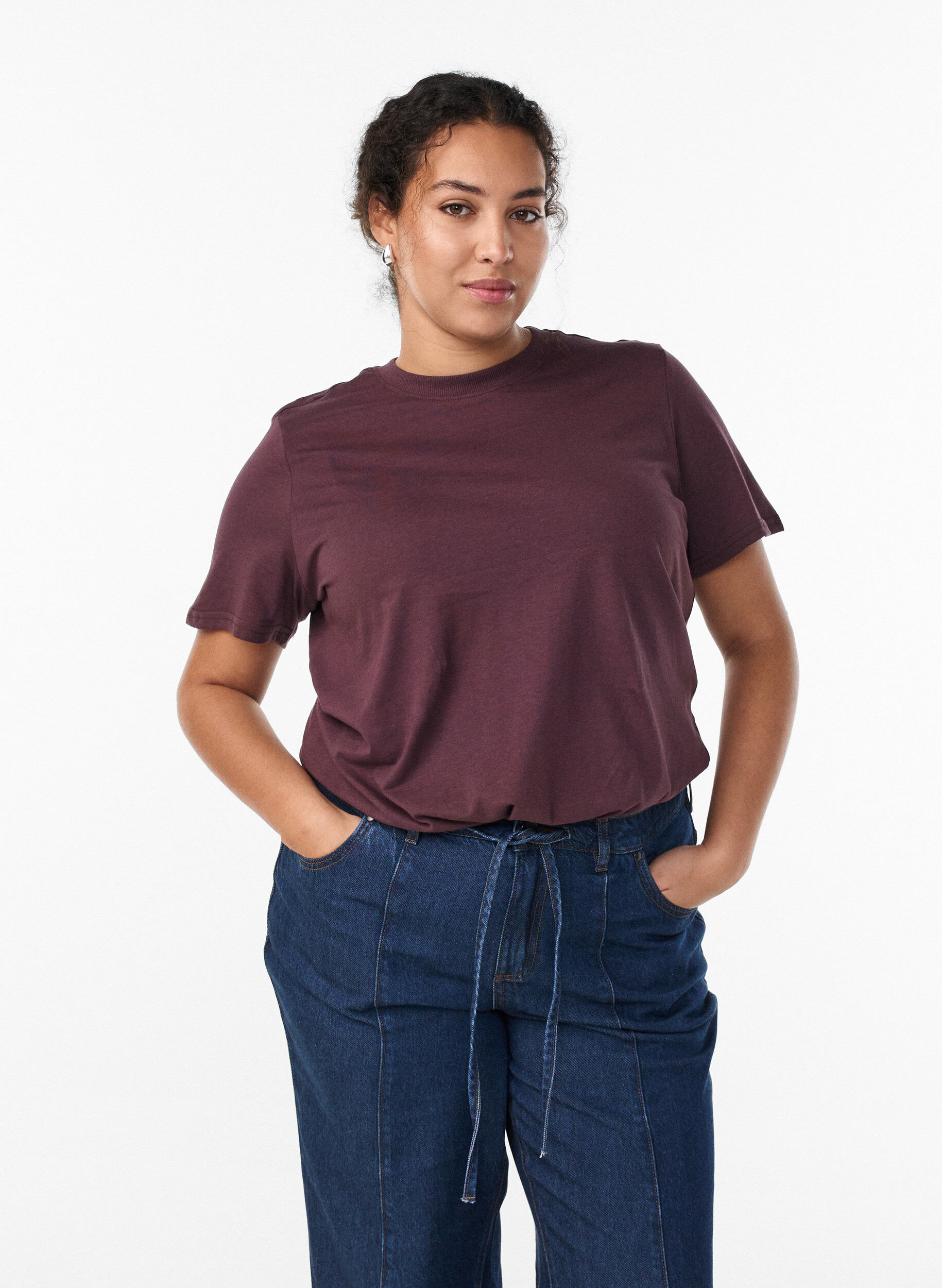 ZizziBasic-T-Shirt aus Baumwolle mit Rundhalsausschnitt, Dunkles Bordeaux, Model image number 0