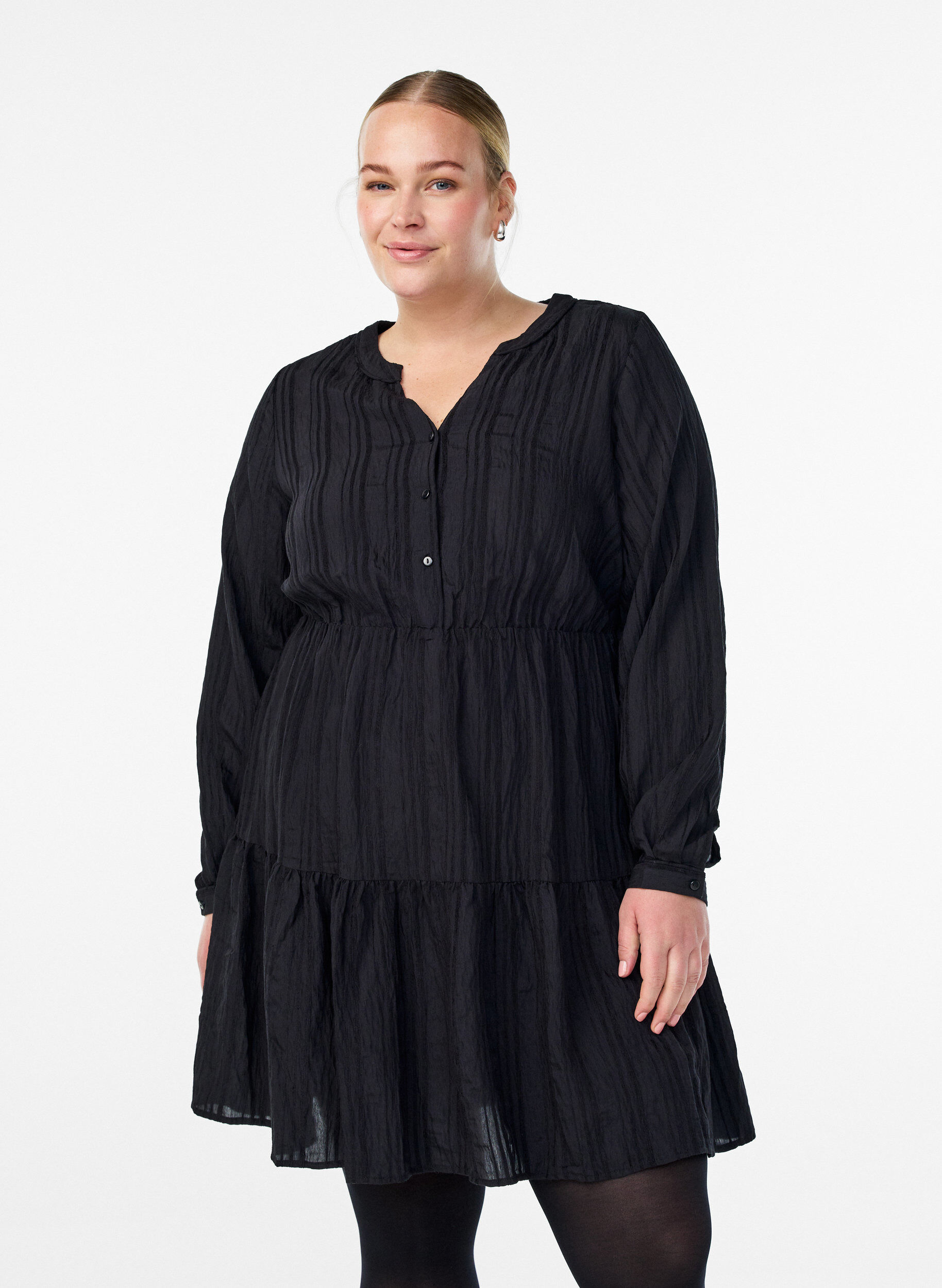 Kurzes Kleid mit gewebter Streifenstruktur und elastischer Taille, Schwarz, Model