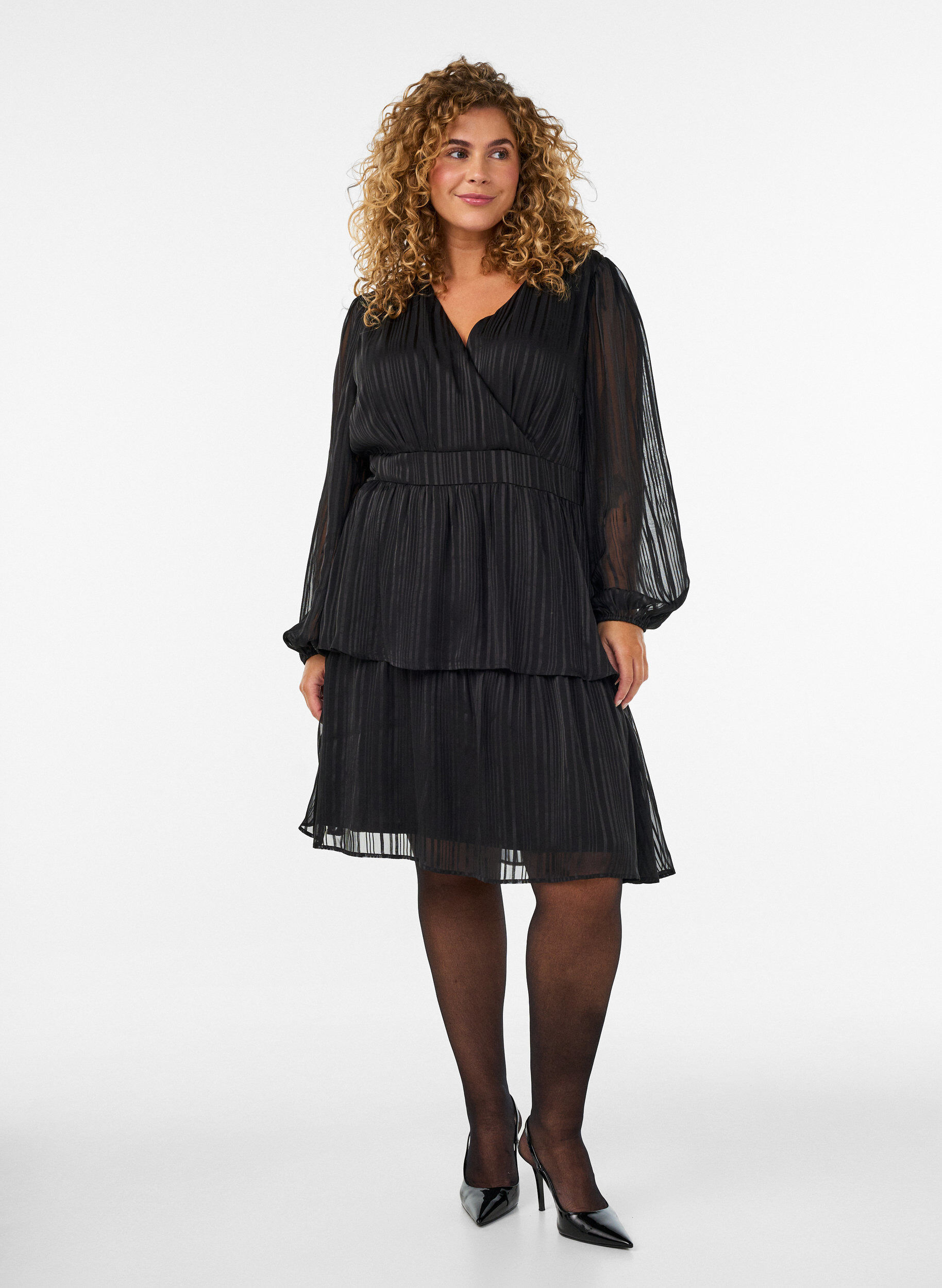 ZizziKnielanges Kleid mit transparenten Streifen und Wickeleffekt, Schwarz, Model image number 1