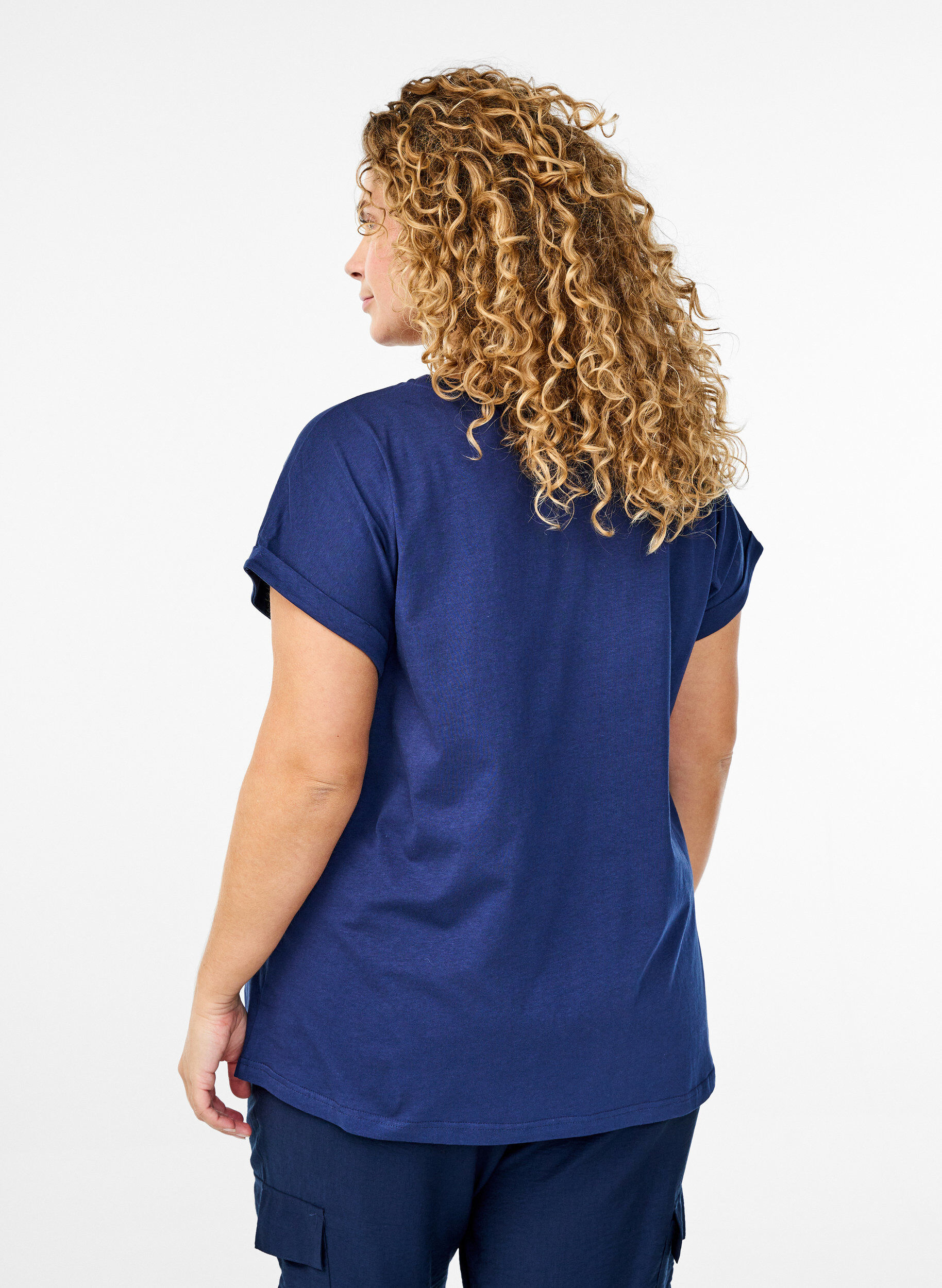 Zizzi T-Shirt mit goldfarbenem Blumendruck, Naval A. Gold Rose, Model image number 1