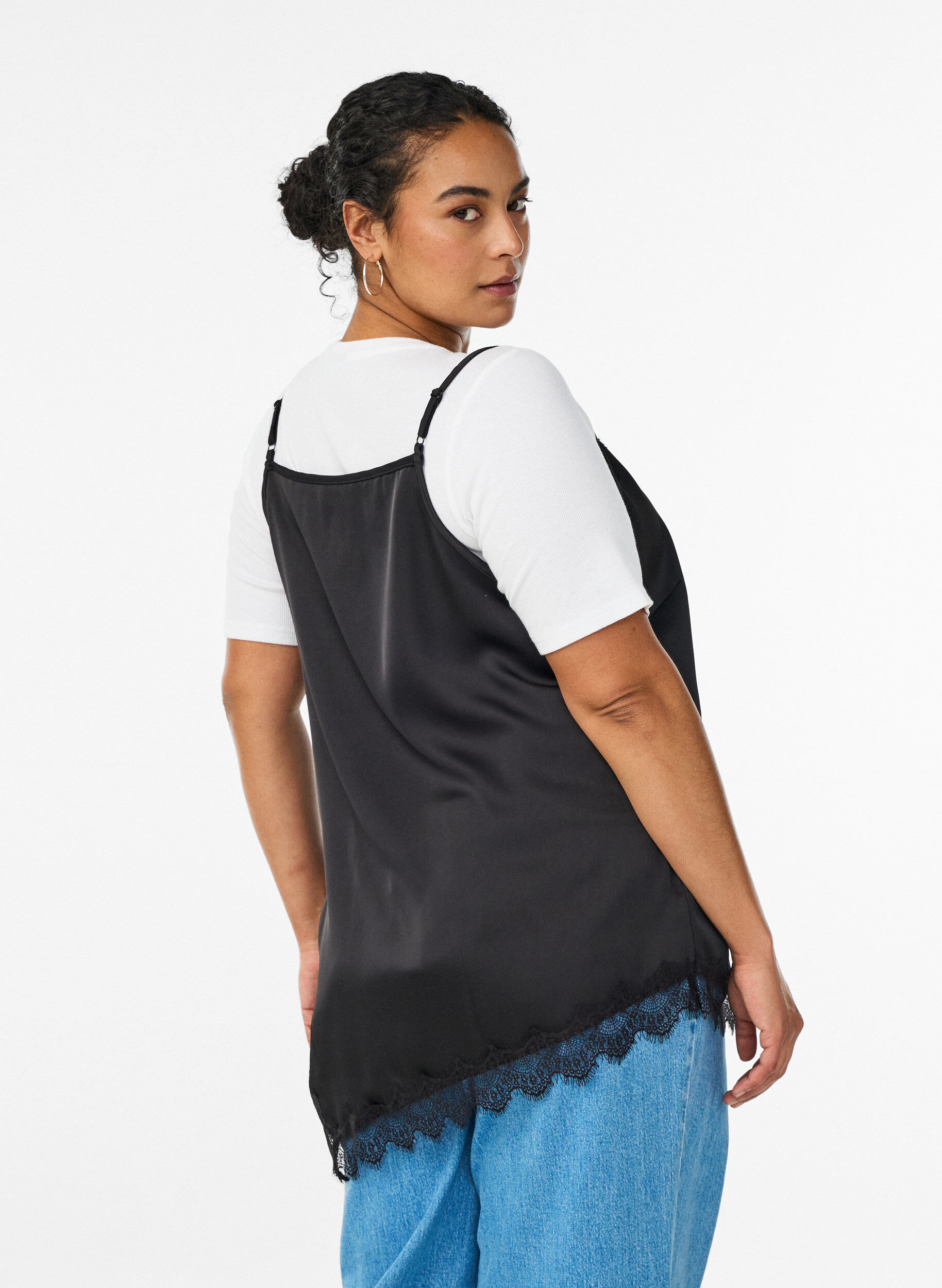 Zizzi Top aus Satin mit Spitzen und asymmetrischem Saum, Schwarz, Model image number 2
