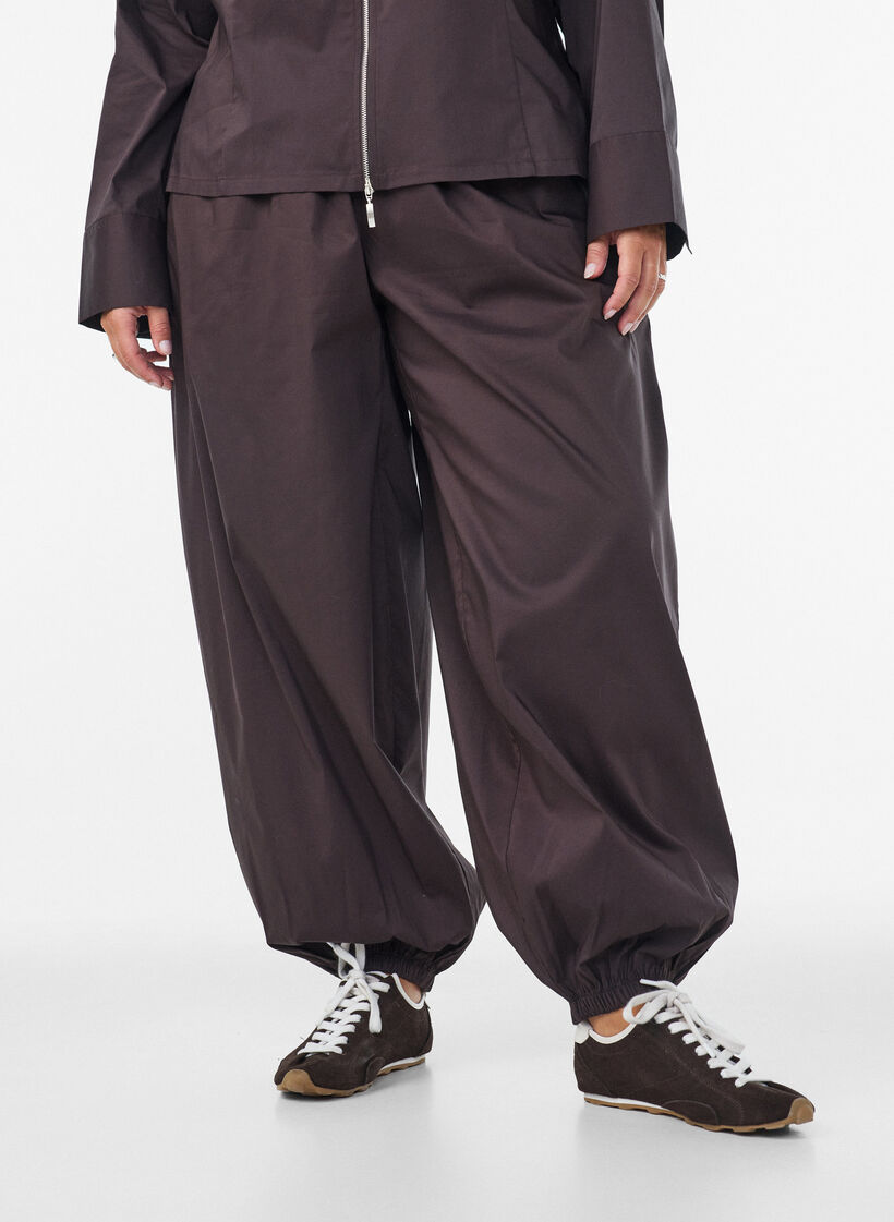 Ballonhose mit Taschen und elastischem Bund, Braun, Model