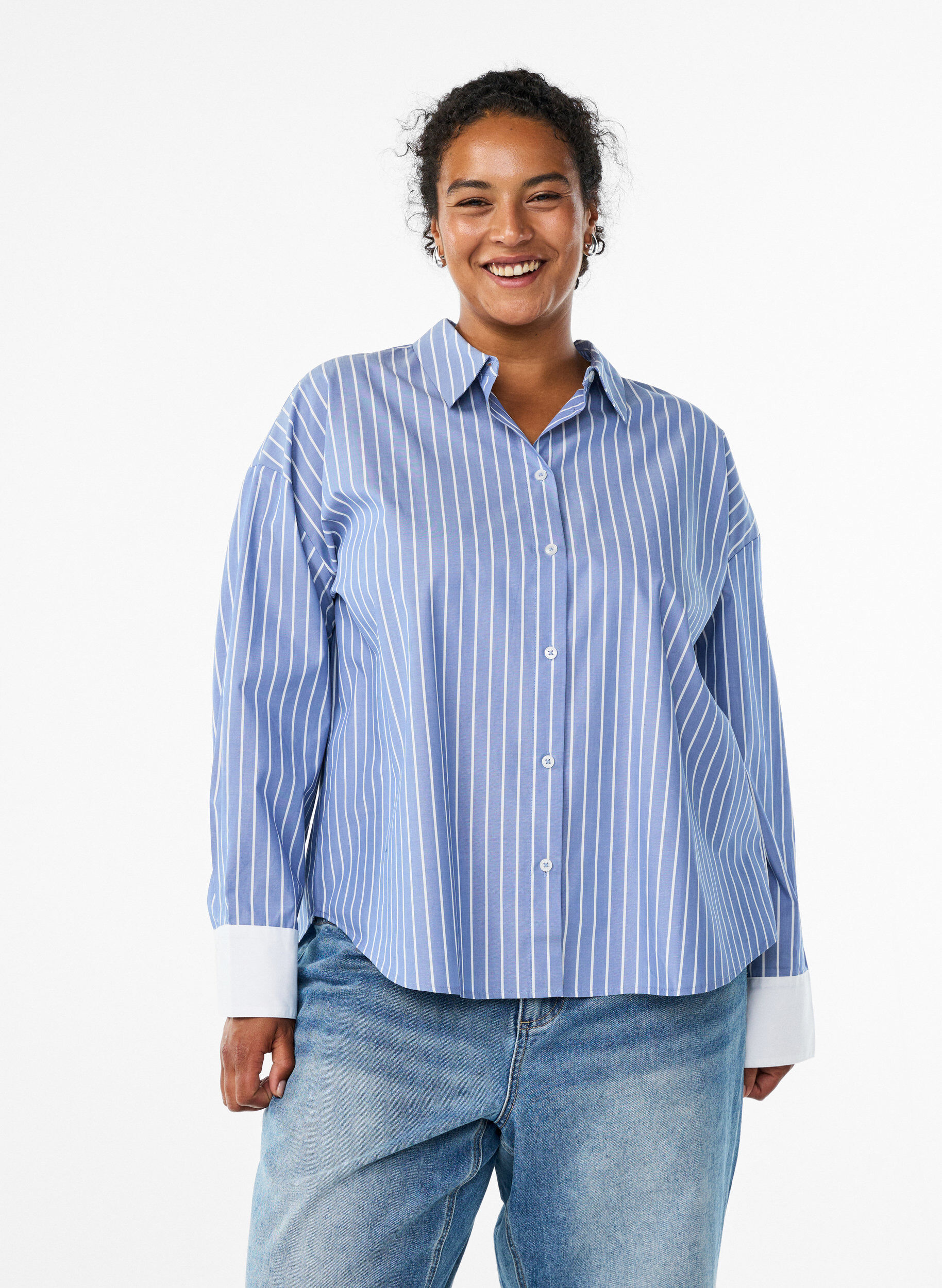 Gestreiftes Hemd mit kontrastierenden &Auml;rmelb&uuml;ndchen, Blau, Model