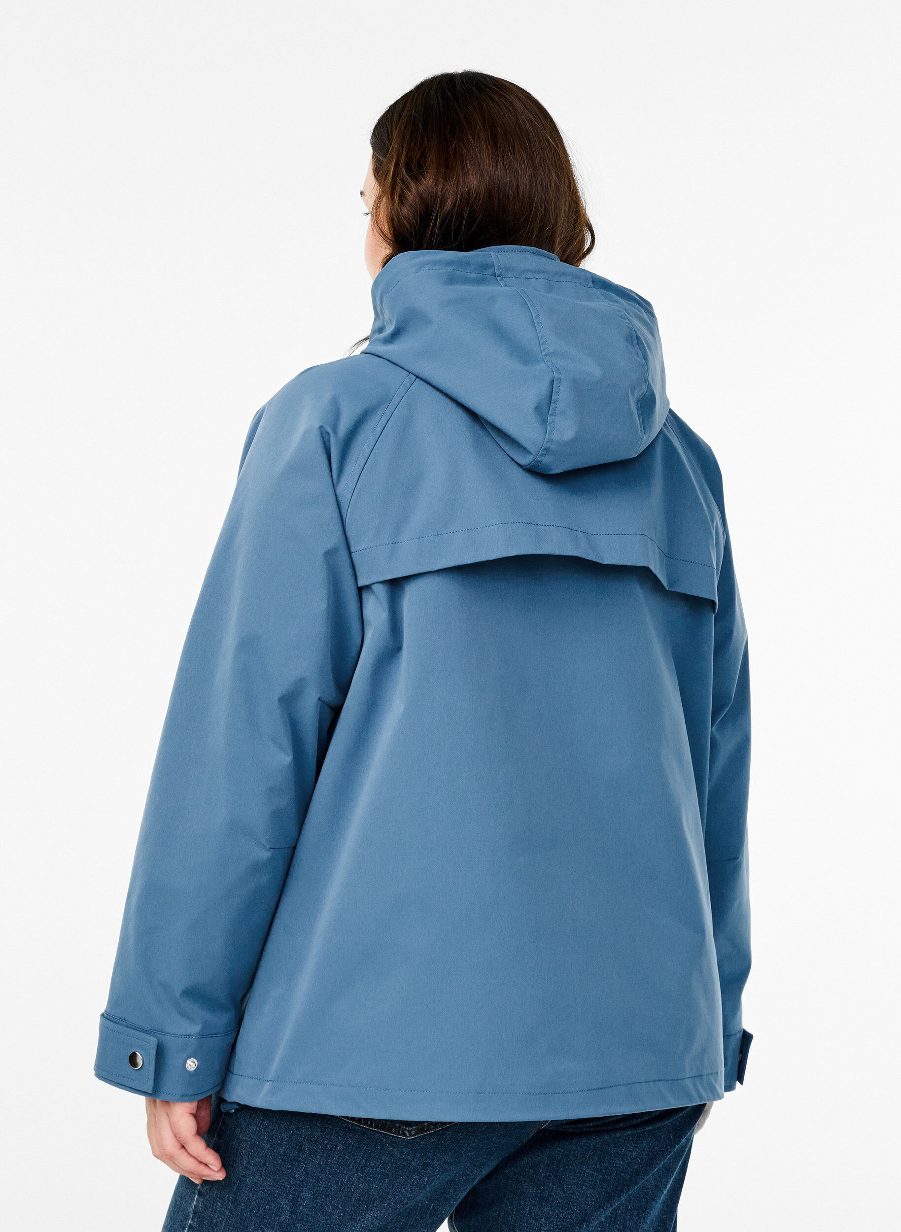 Zizzi Kurze Fr&uuml;hlingsjacke mit abnehmbarer Kapuze, Blau, Model image number 2