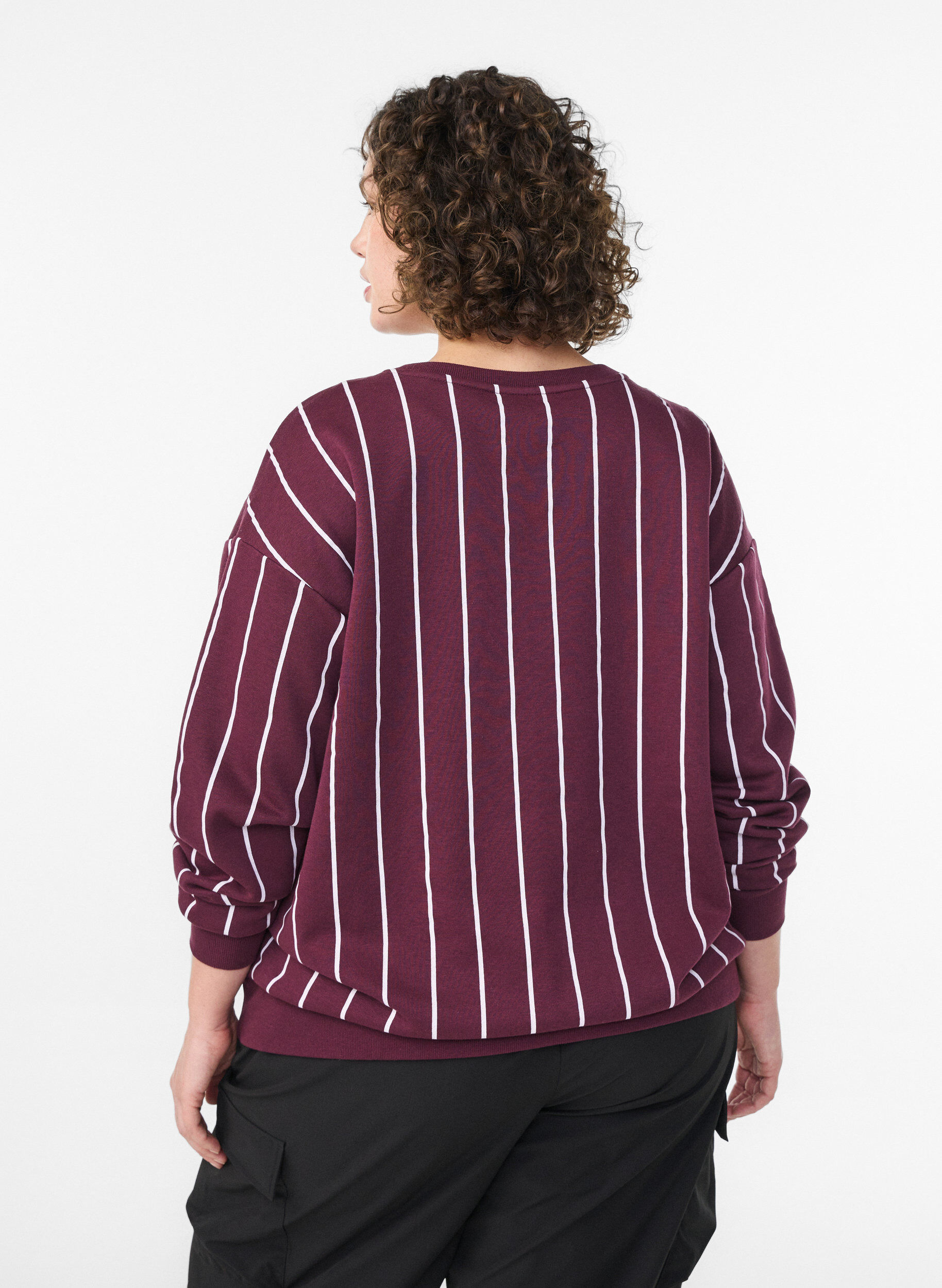 Zizzi Gestreiftes Sweatshirt mit Textaufdruck, Rot, Model image number 2