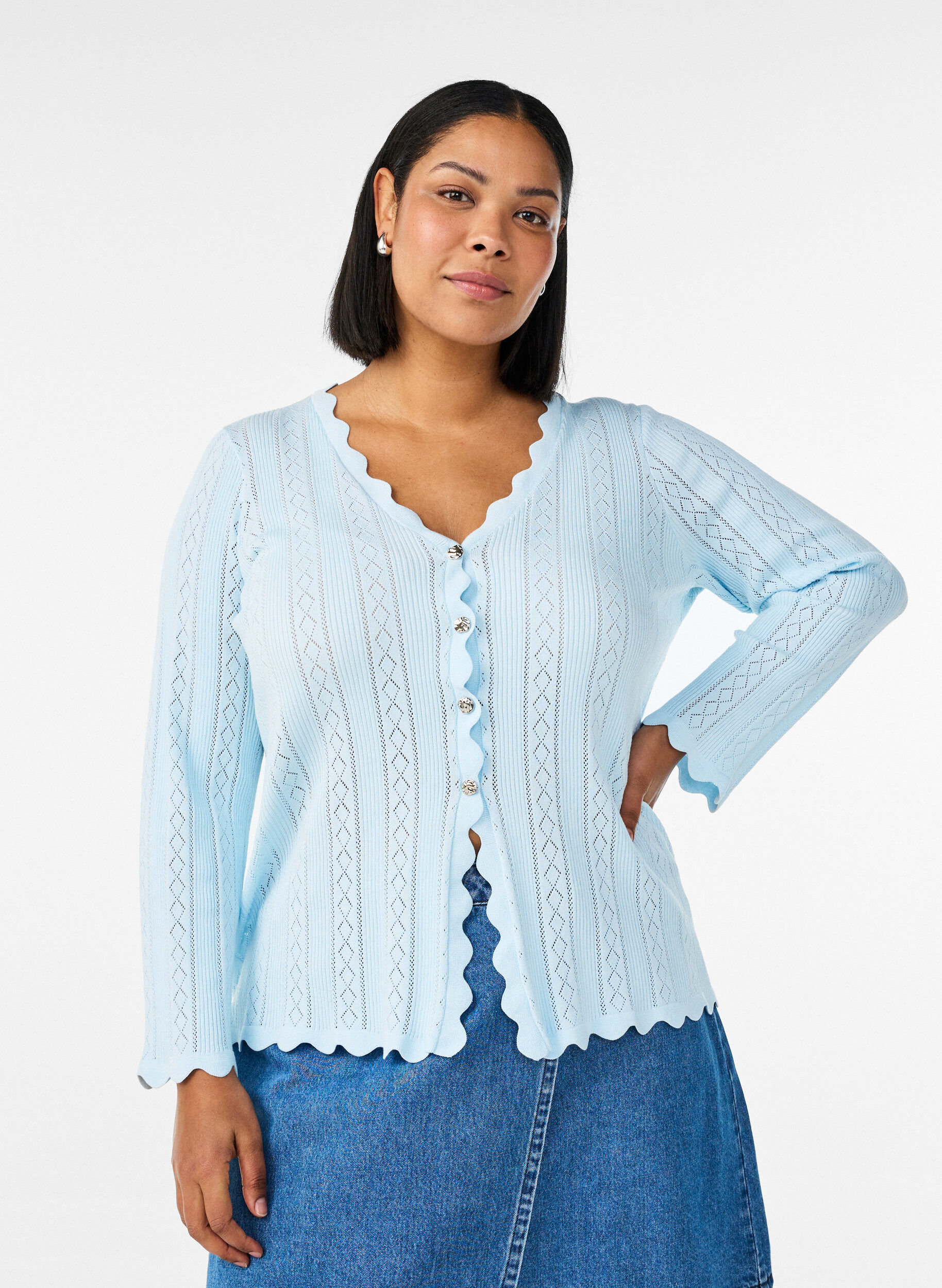 ZizziStrickjacke mit Lochstickerei und gewellten Kanten, Blau, Model image number 0