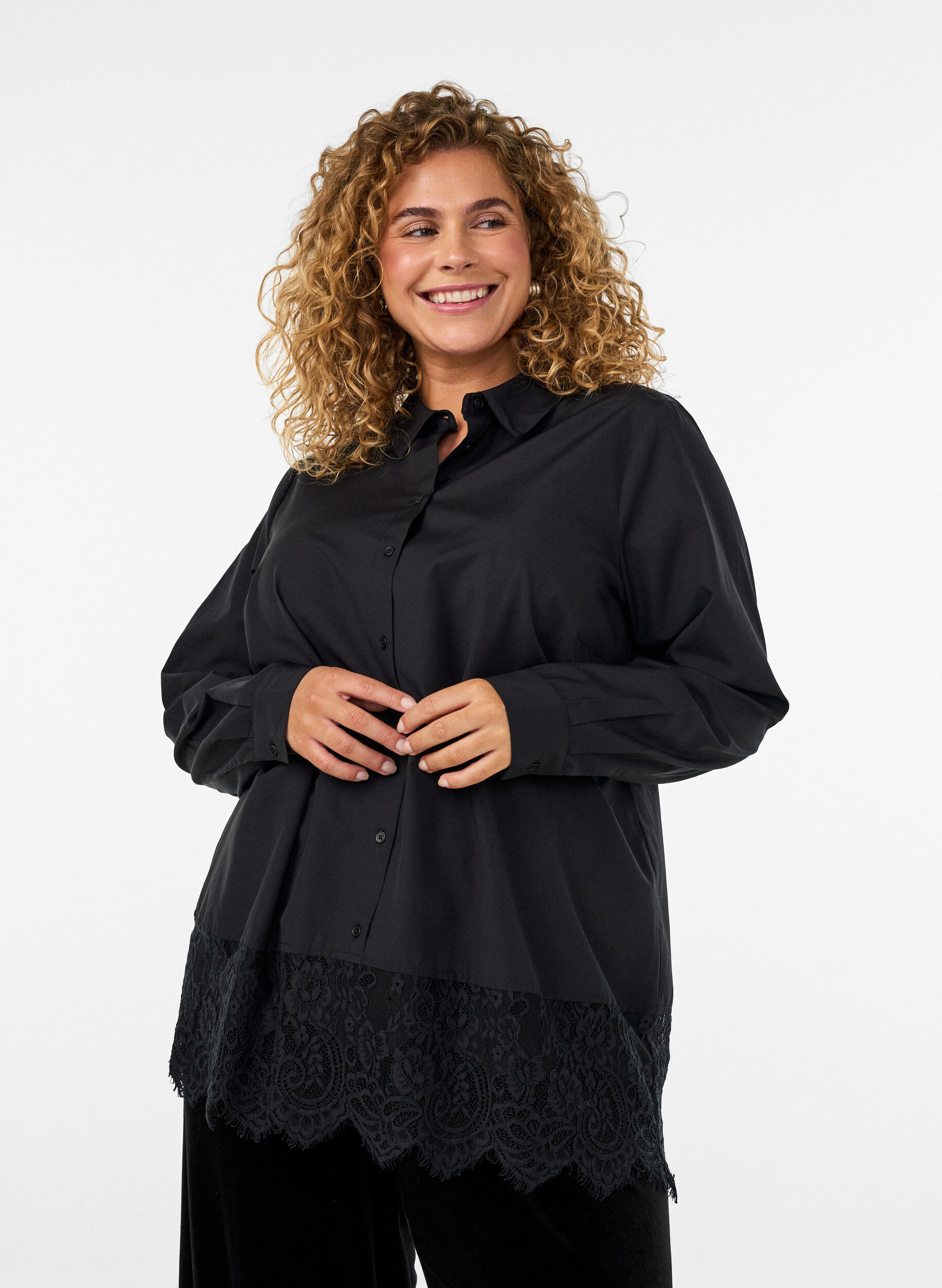 Lockere Bluse mit breiten Spitzen, Schwarz, Model