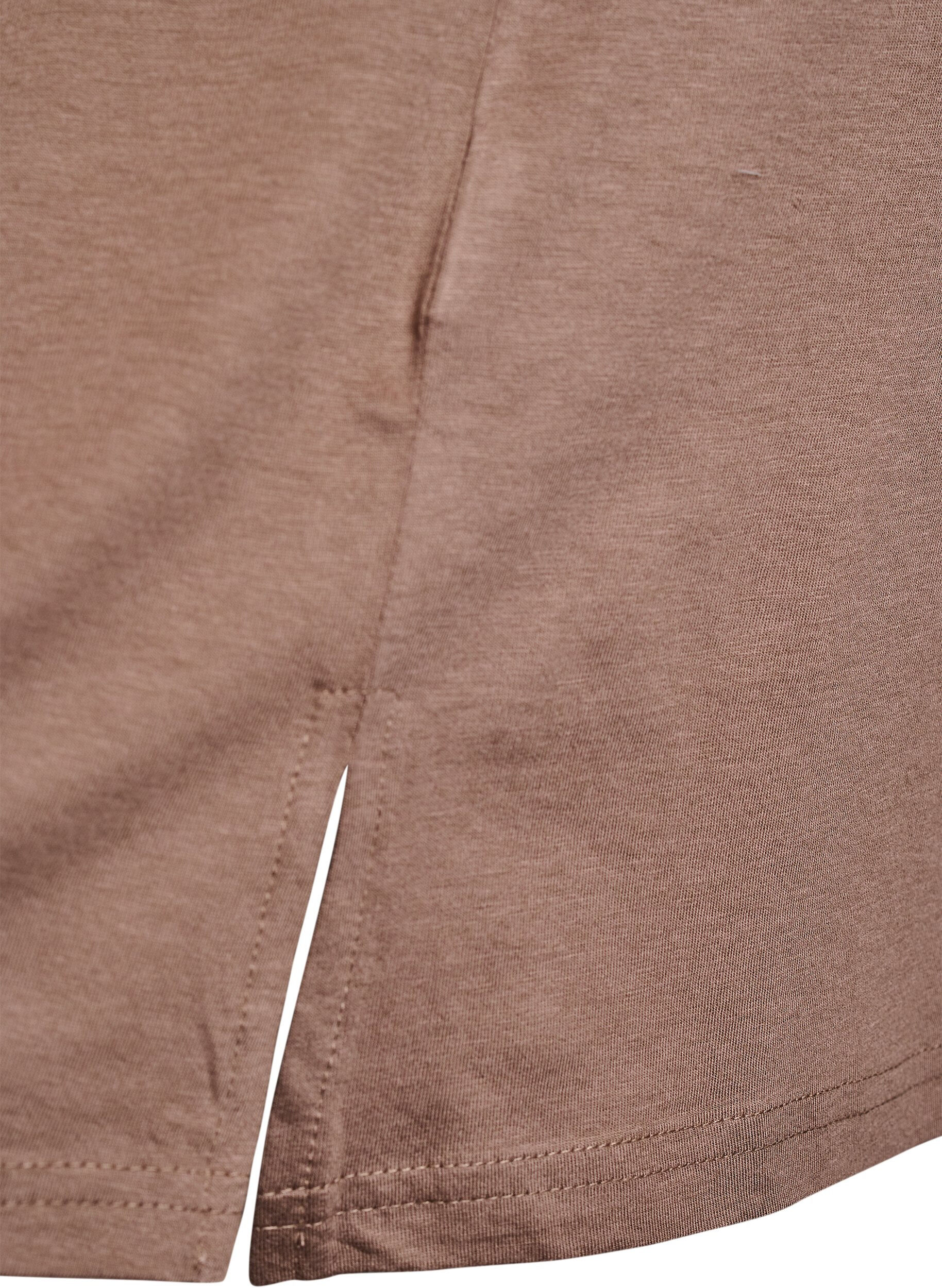 Zizzi Einfarbiges Oversize T-Shirt mit V-Ausschnitt, Braun, Packshot image number 3