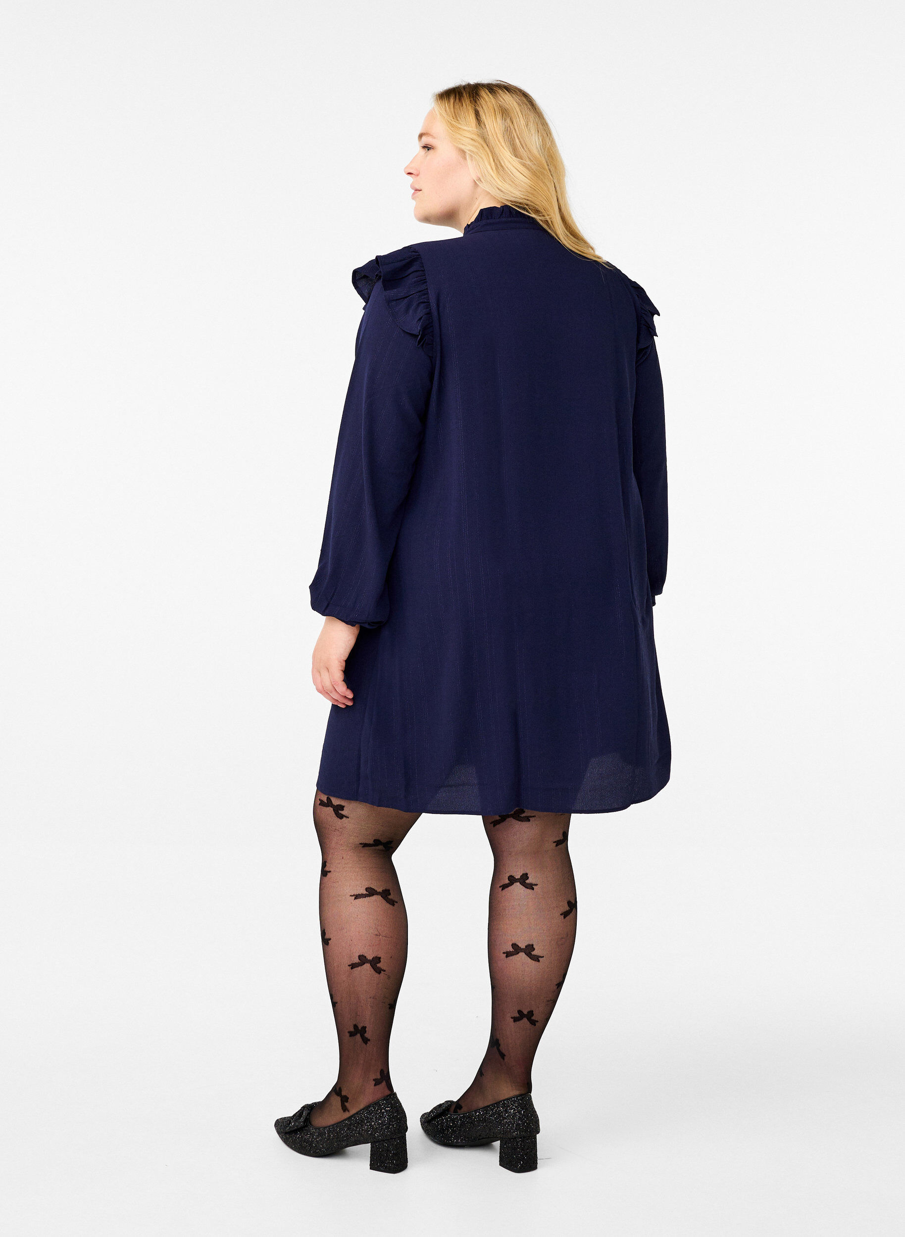 Zizzi Kurzes Kleid mit R&uuml;schen und Glitzer, Blau, Model image number 2