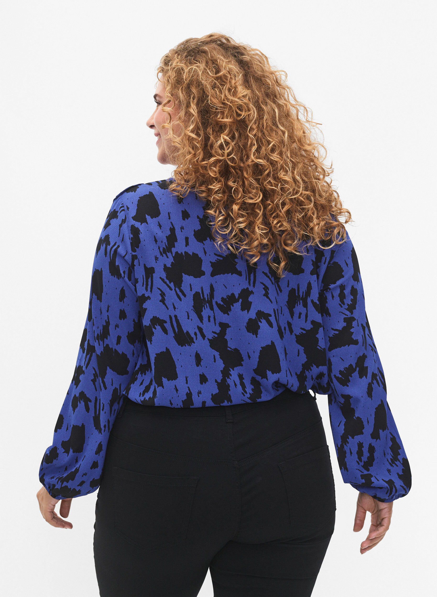 Zizzi Lang&auml;rmelige Bluse mit R&uuml;schen, Black Blue AOP, Model image number 1