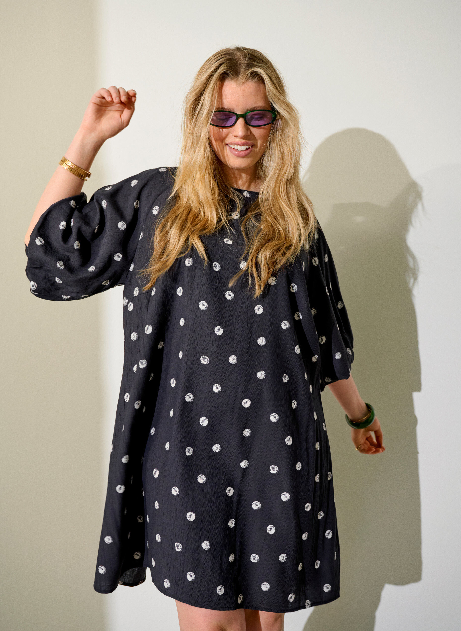 Kurzes Kleid aus Viskose mit Ballon&auml;rmeln