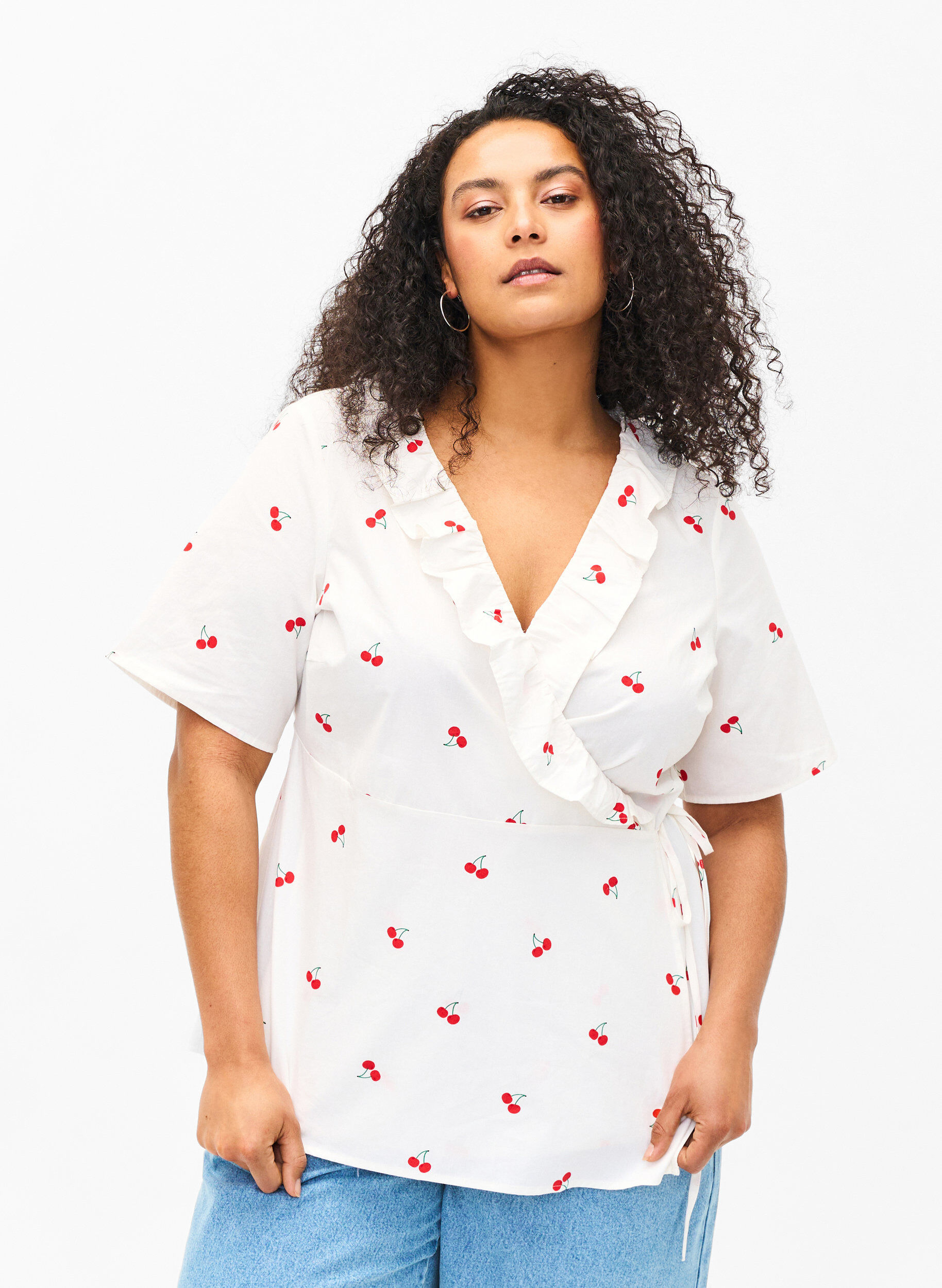 Zizzi Wickelbluse aus Baumwolle mit Blumendruck, B. White/Cherry, Model image number 0