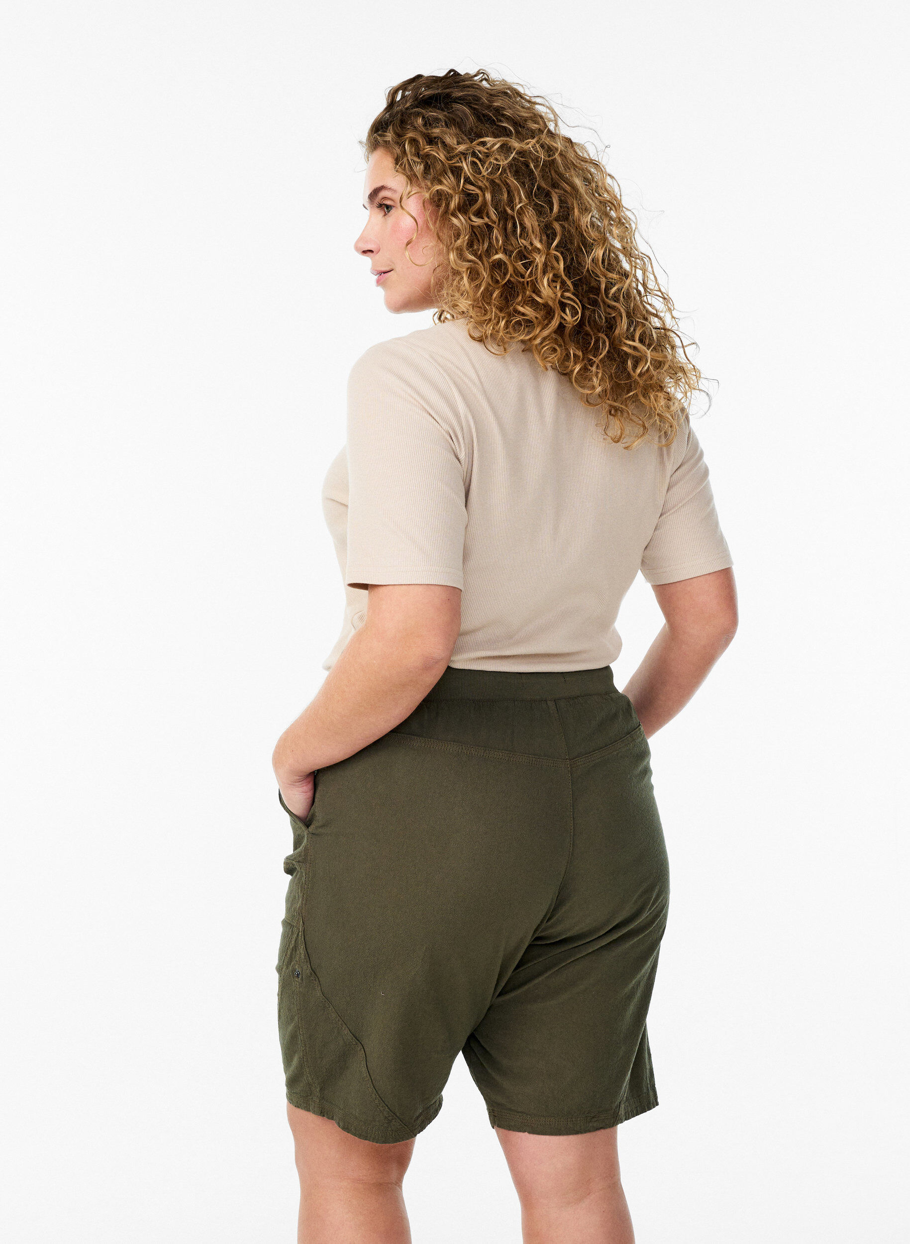 Zizzi Lockere Shorts aus Baumwolle mit Taschen, Gr&uuml;n, Model image number 2