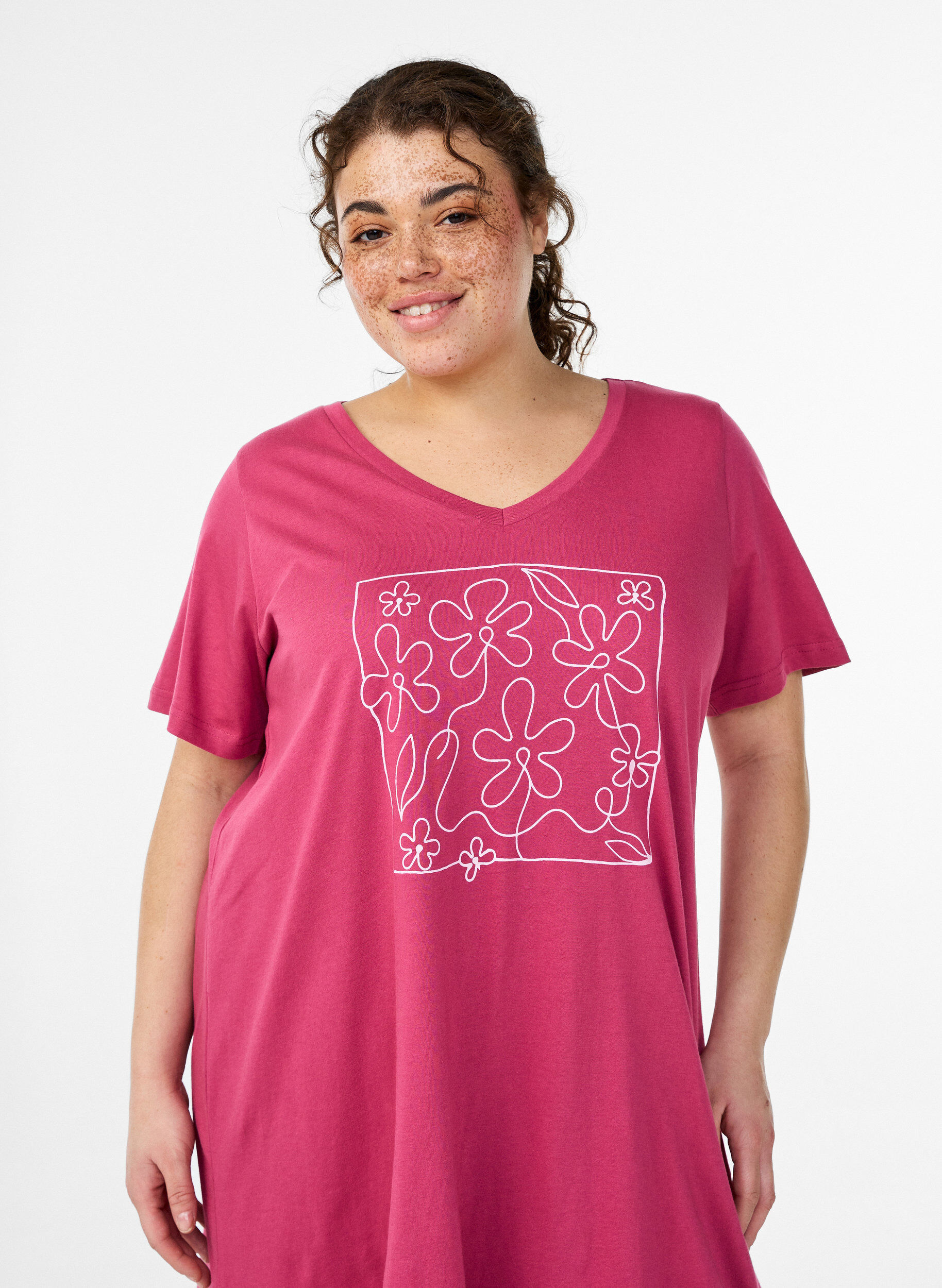 Zizzi Organische Baumwoll-Nachthemd mit V-Ausschnitt, Rot, Model image number 2