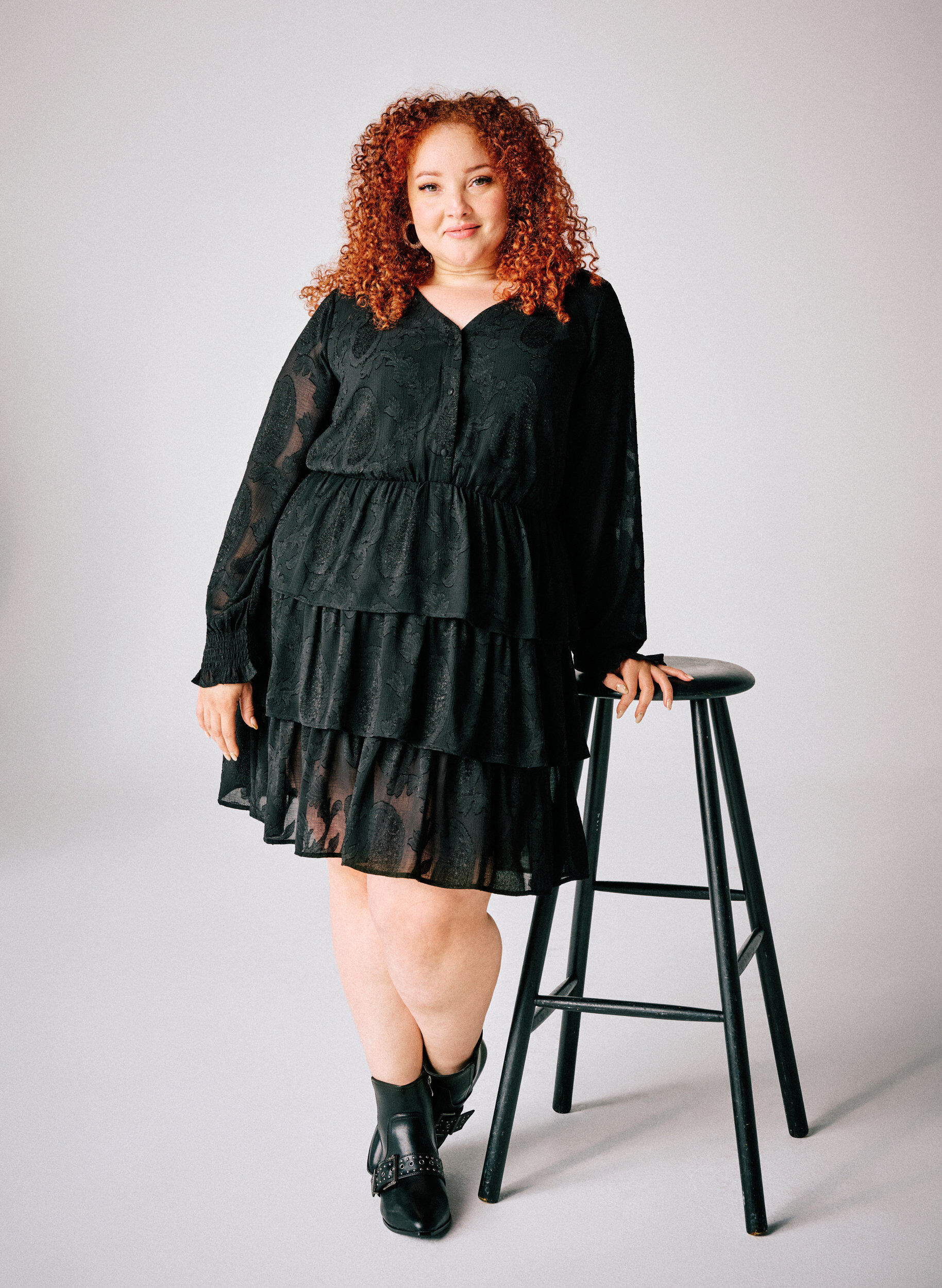 ZizziKurzes Kleid mit R&uuml;schen und Strukturmuster, Schwarz, Image image number 0