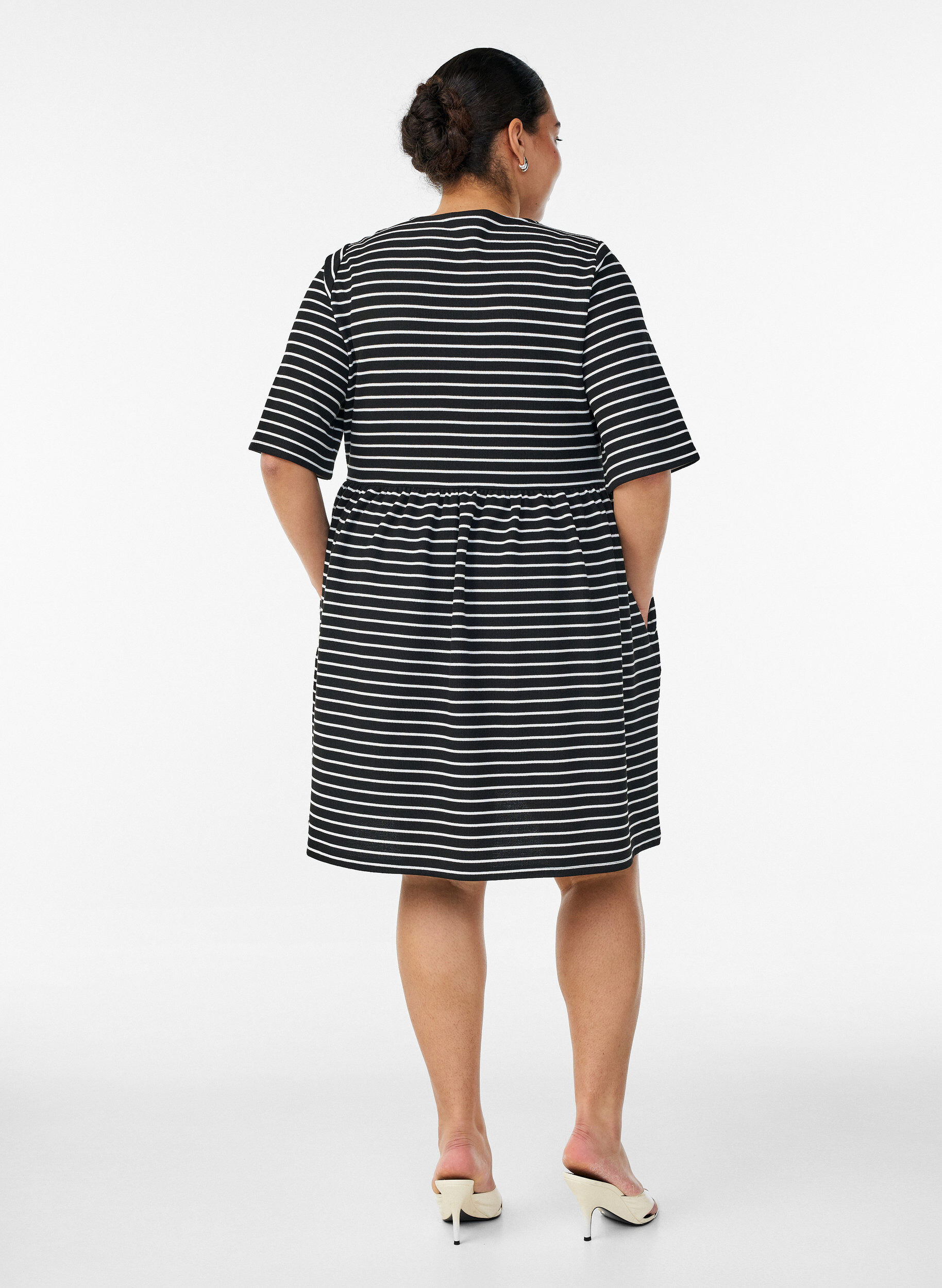 ZizziKleid mit gerippter Textur und Empire-Linie, Wei&szlig;, Model image number 2