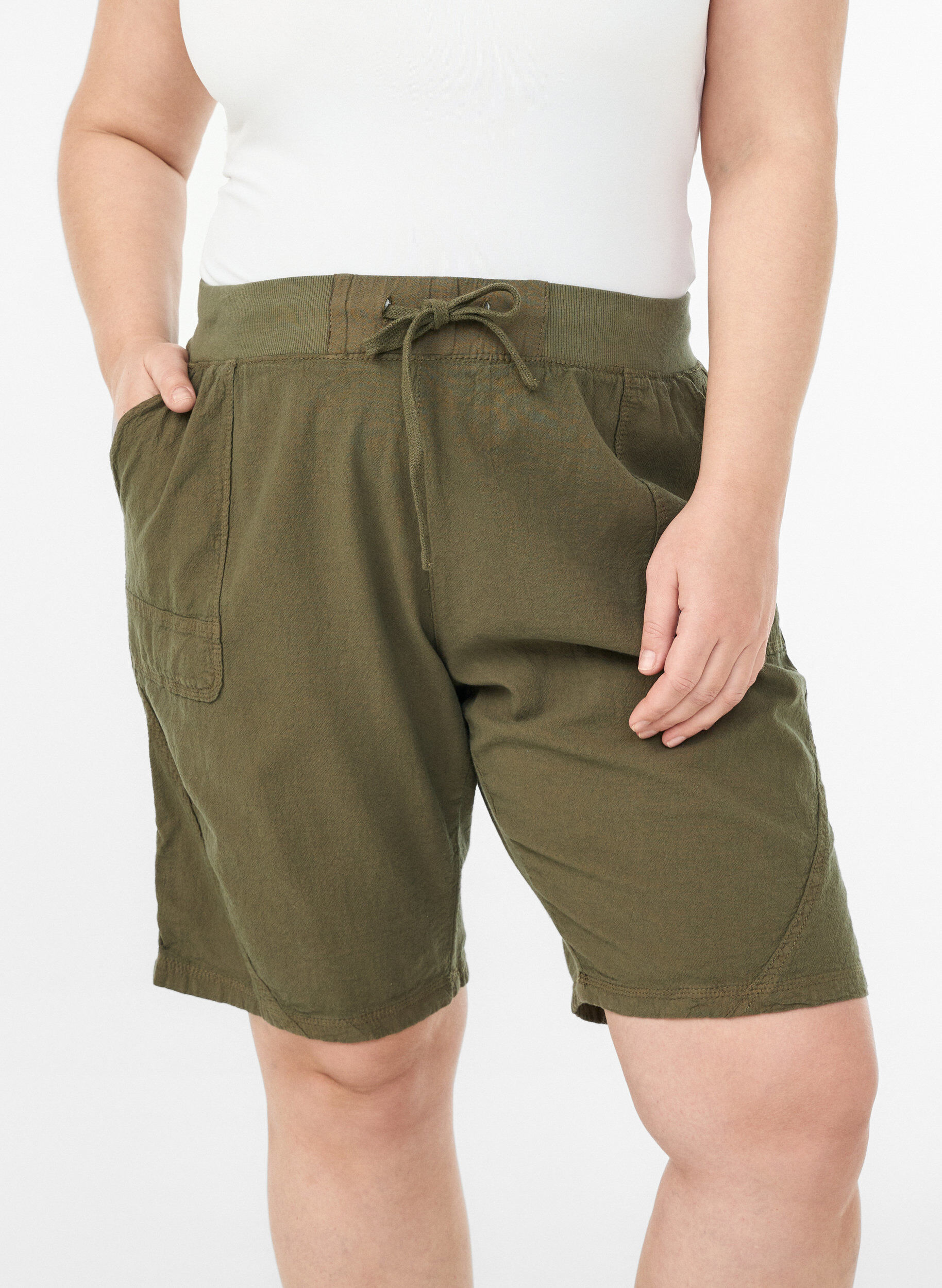 Zizzi Lockere Shorts aus Baumwolle mit Taschen, Gr&uuml;n, Model image number 3