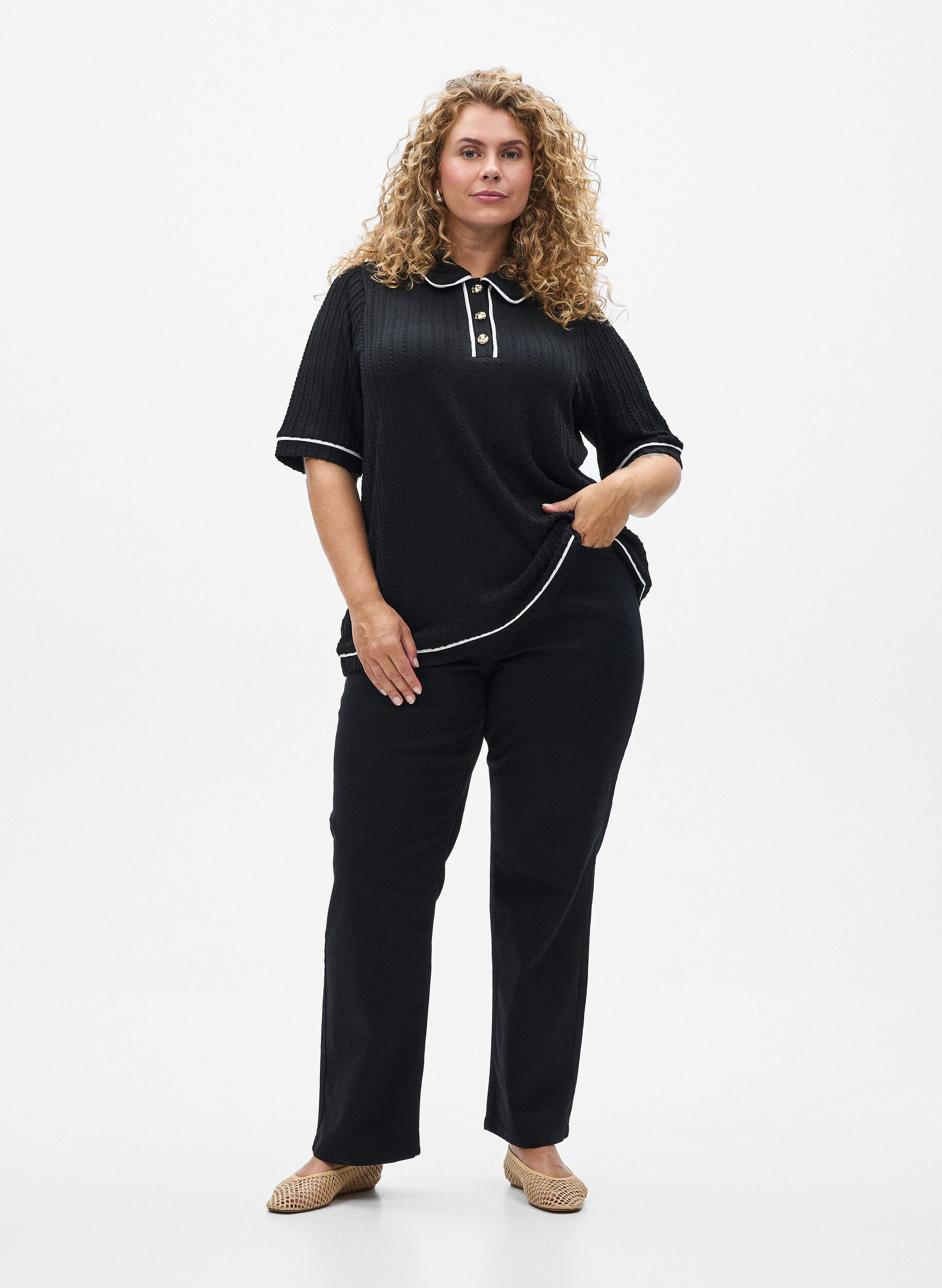 Zizzi Poloshirt aus texturiertem Jersey mit Kontrastborten, Schwarz, Model image number 1